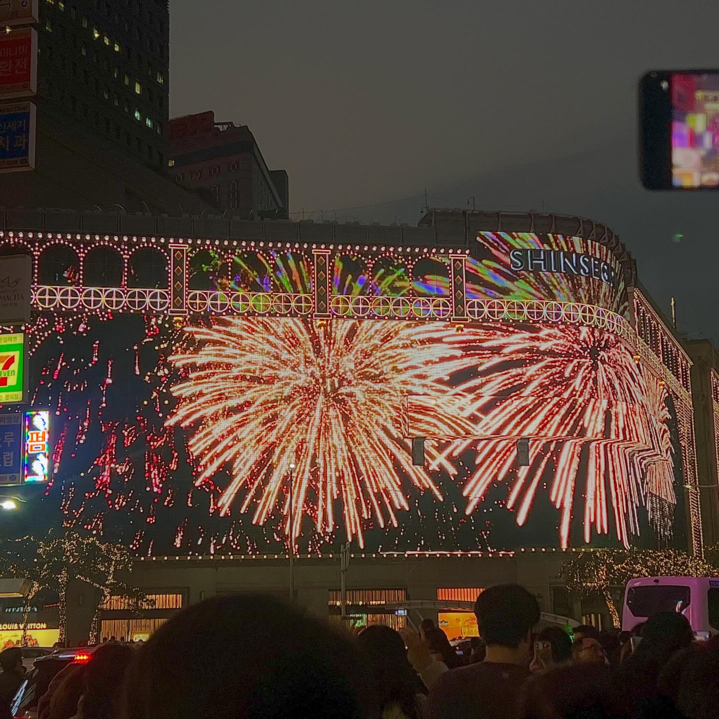 올 해도 마주하게 된 명동 신세계백화점 미디어사파드
23년 잘 마무리 하게 해달라는 작은 바램과 함께
갈수록 점등은 예쁘지 않은 느낌이지만 그래도 날이 좋다.

#명동신세계 #크리스마스 #명동크리스마스 #미디어사파드
#명동신세계백화점 #서울가볼만한곳 #크리스마스준비