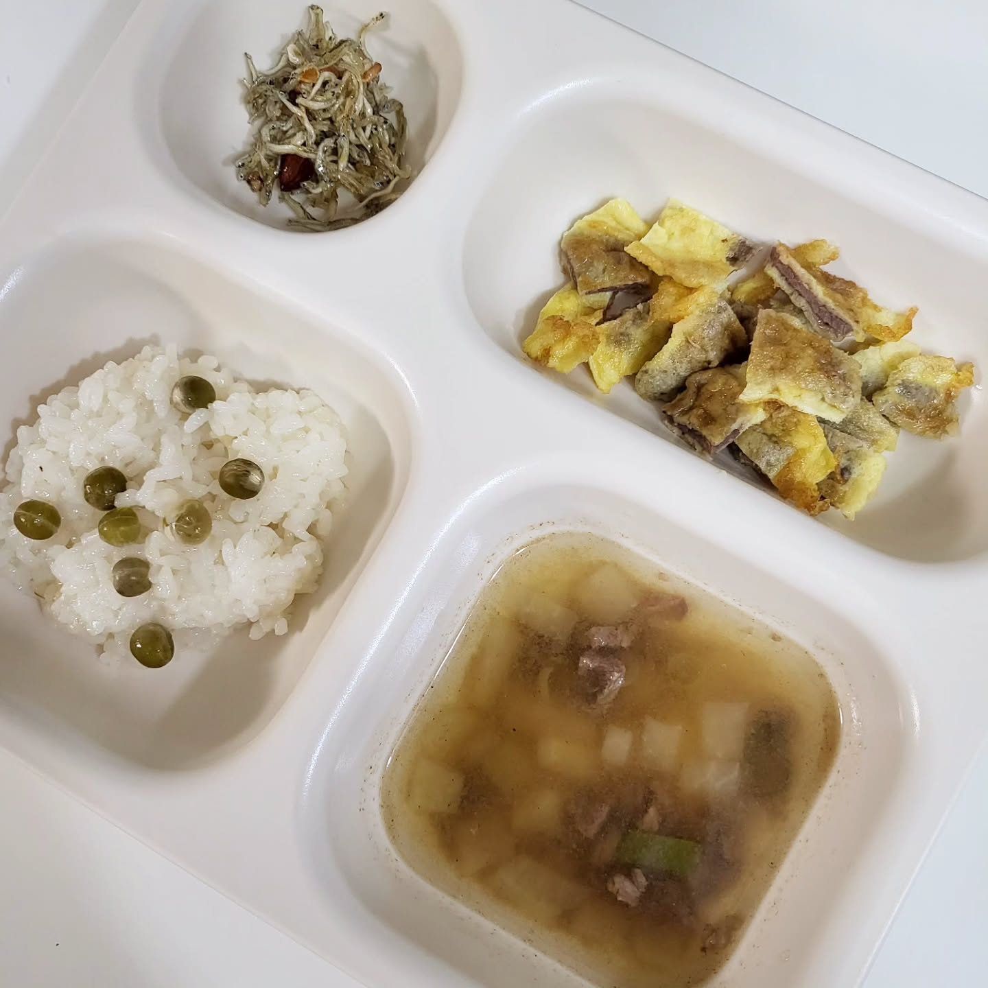 밥안먹는 아기 현실식판ㅋㅋㅋ
사진도 없지만 긁어 모아봅니다😊
기록도 이제 끝이 보여요😳

제가 고기를 안주는게 아니라 애가 고기를 안먹어여...?ㅋㅋ
그나마 겨우 먹는 고기가 있다면.. 육전ㅋㅋㅋㅋㅋㅋㅋㅋㅋ

1.완두콩밥+육전+멸치볶음+소고기무국

육전 한번 부쳐주고 힘들어서  배달시켜서 줫는데
너무 잘먹네요 ㅋㅋㅋ 식판에 덜어준거 먹고 더먹었어요🥹
그렇다고 맨날 육전을 직접 만들어줄 용기는 없습니다....🥲

2.현미밥+유기농 스위트콘(데쳐서)+팽이버섯전 +메추리알장조림
-엄마가 샐러드만들 때 넣으려고 산 스위트콘을 한가득 잡수시고
팽이버섯전도 의외로 잘먹음!메추리알 장조림도 오랜만에 주니
먹었는데 안에 있는 소고기볼은 1도 안먹고요...(고기빼 ㅋㅋㅋㅋ라고)

3.곰탕+꽃떡 =꽃떡국
가끔 주면 먹어주는 곰탕...대신 소금 마이 넣어요 ㅋㅋㅋㅋ
떡도 꼭 색깔을 직접 선택해서 먹다가 
다먹고 없는색깔을 달라고 하는  내 새....아 아니지 내 아들...🥲

4.현미밥+등갈비구이+팽이버섯전+두부부침
다행히 잘먹는게 두부부침이라 요기에 소고기볼 야채볼 좀 넣어
만들어주면 한끼정도는 쉽게 갈 수 있어요^^*

그리고 등갈비는 컬리에서 산건데 안먹네요 엄마아빠가 다먹음🤧