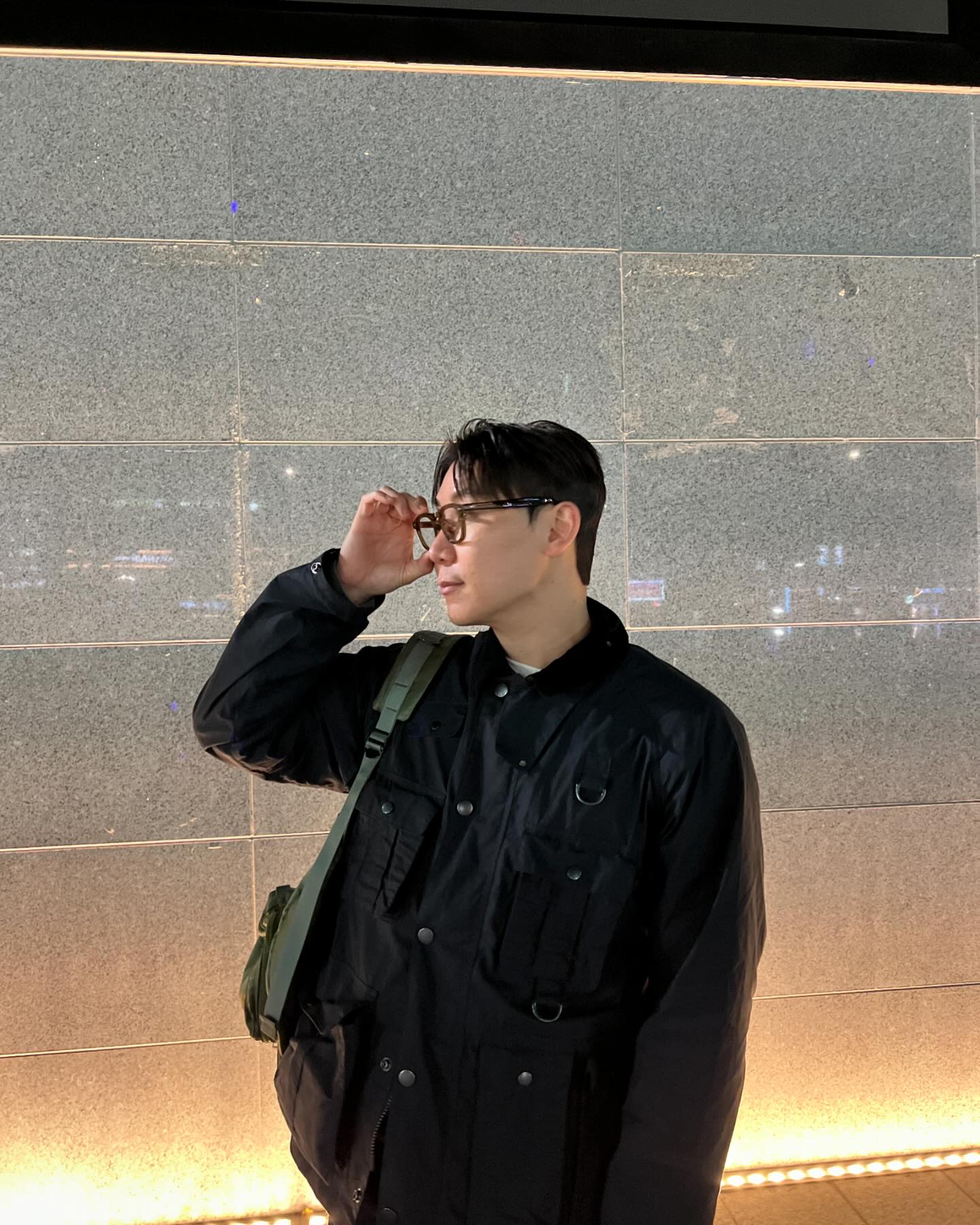 #제품제공#협찬
🗂️ 한글 안경에서 유태오님의 EPI 카키 안경을 제공받았습니다.

평소에도 멋 내기 위해서 코디의 마무리로 안경을 자주 착용하는 편인데요. 제공해주신 한글 (hangle_official) 뿔테 안경은 카키임에도 어떤 룩에도 잘 어울리더라고요. 심지어는 더 멋있게(?) 만들어 주는 것 같아 요즘 거의 데일리로 착용합니다.

카키임에도 튀지 않고 특히 저는 조금 작은 사이즈를 착용하니 더욱 스테디하게 데일리 템으로 딱 좋은 것 같아요👍🏻

앞으로 저의 많은 코디에서 함께 찾아뵐 예정🫡

#한글안경#hangleeyewear#성수그레이epi카키