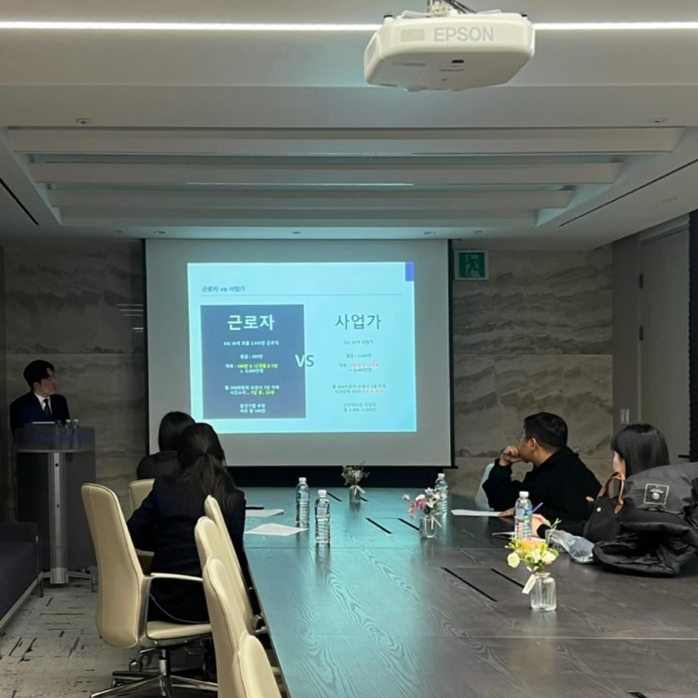 신한라이프 직무설명회 다녀온후기:)

신한라이프는 단순히 보험만이 아니라 다양한 서비스를 포함하고 있었다 이러한 서비스들을 통해 신한라이프는 고객들에게 보험에 대한 지식을 전달하는 동시에 고객들의 다양한 보험 요구사항을 충족시켜 드릴 수 있었다 나뿐만 아니라 많은 사람들이 보험설계사(FC)에 대해 잘 알지 못하거나 오해를 가지고 있는 경우가 많은데 직무설명회를 오해를 해소하고 직무에 대해서 자세히 알 수 있었다

누구나 지원하여 할 수 있는 일이고 그만큼 소득 창출이 가능한 직무로 보험은 삶의 동반자와 같은 중요한 역할을 맡기 때문에 입사 여부와는 상관없이 직무 설명은 들어보는 것도 좋을 것 같다

만약 보험일을 할 계획이라면 노비도 대감집이 낳다고 탄탄한 자본력과 훈련이 준비된 신한라이프의 선두사업본부에서 시작하길 추천드려요💕

#엠버서더
#신한금융그룹 #리뷰체험단1기
#신한라이프#선두사업본부
#신한선두직무설명회_💜