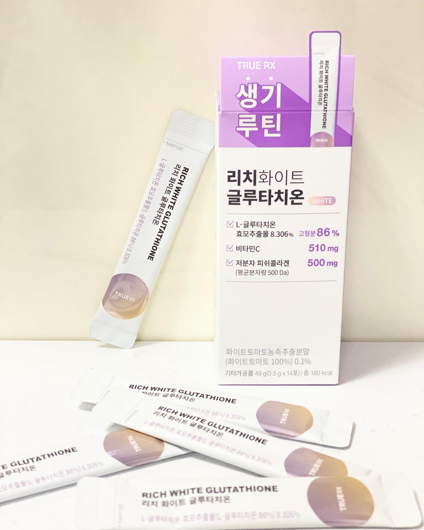 #광고

트루알엑스 리치화이트 글루타치온✨

맑아지는 이미지와 기분을 위해 하루 1포 꾸준히 먹어봤어요😆

이번에 먹어보게 된 리치화이트 글루타치온은
1포에 순수 글루타치온이 250mg 함유 되어있을뿐 아니라
생기 충전을 위한 시너지 부재료인 비타민C, 피쉬콜라겐,
엘라스틴, 화이트토마토등 다양하게 들어가
집중적인 케어에 도움을 받을 수 있는거 같아요😘

맛은 새콤달콤 맛있는데~ 설탕은 ZERO에
이산화규소 등 불필요한 첨가물 16가지도 빠져서
더욱 좋은 기분으로 매일 먹을 수 있었습니다!

생기 있는 하루를 위해 간편하고 맛있게 드셔보기 추천해요👋🏻

-
#15그램 #15그램뷰티 #15그래머 #트루알엑스 #리치글루타치온 #트루알엑스 #신세경글루타치온 #올리브영글루타치온 #올리브영1위 #리치화이트글루타치온
#신세경이너뷰티 #글루타치온 #글루타치온추천 #이너뷰티 #TRUERX #올리브영추천템 #올리브영이너뷰티