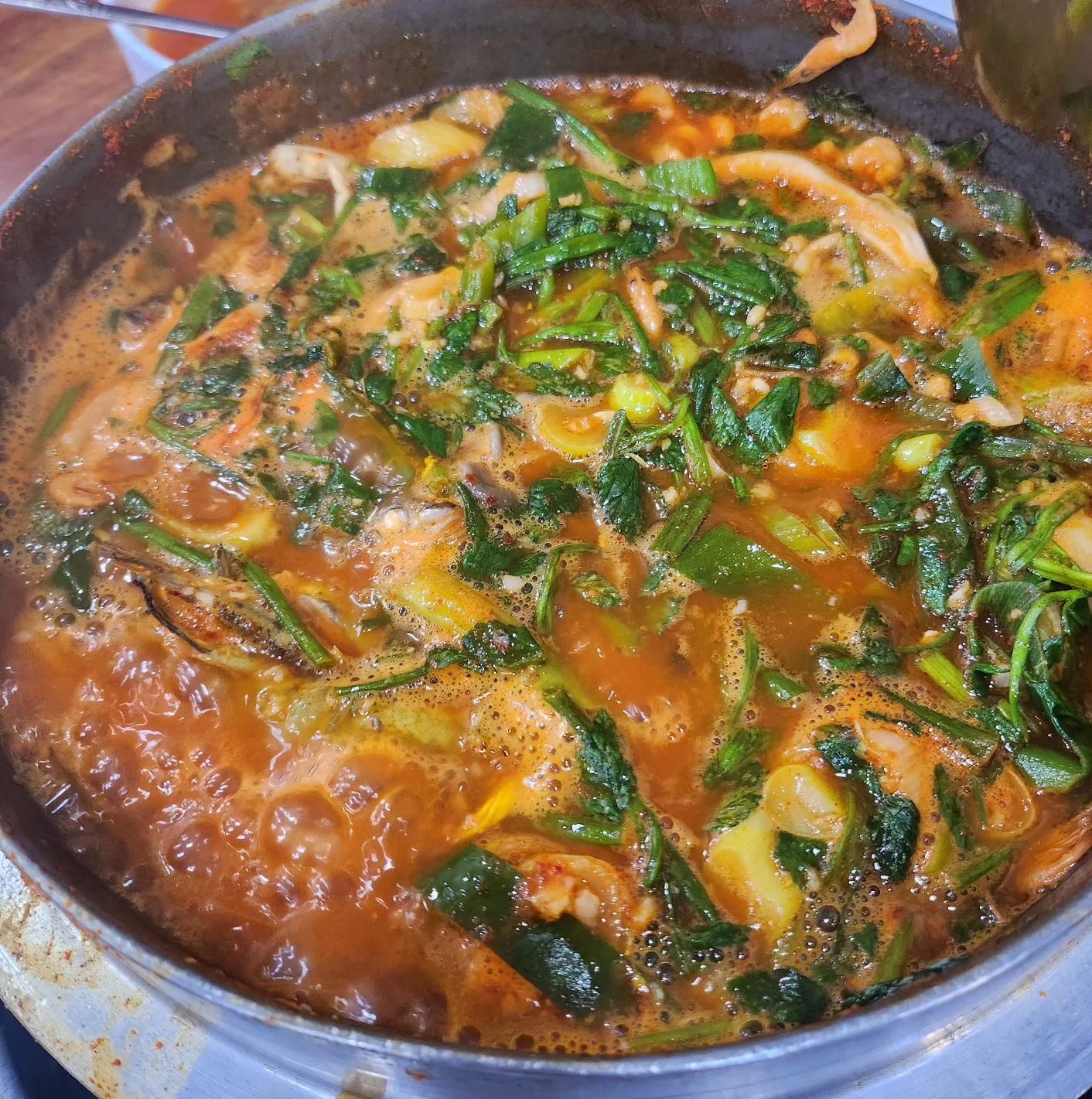 수원 맛집 어죽이네 철렵국에서 매운탕+수제비+어죽 먹고
재이랑 함께하는 레크레이션(?)도 하고
으닝이는 오븐장갑을 만들어 놓고 갔다.

아빠가 집근처에 어죽이네 철렵국 맛집이라고 몇 번 얘기하셨었는데
신랑이 어제 놀머 보다가 어죽 먹고싶다고해서 오늘 같이 갔는데
생각보다 너무 맛있어서 깜짝놀랐다🫢
민물매운탕인데 쏘가리나 메기보다 잡고기가 맛있는거라고 하셔서 주문하고
장인과 사위는 반주를 했으니 운전을 내가 했는데
재이가 계속 이모 운전 진짜 잘하네!!! 라고 해줘서🫣
재이가 더 커서 눈치채기전에 운전 연습 많이 해야할 것 같다😅

이모가 사준 핑크 공주드레스 입고 이모는 왜 공주드레스 없냐고해서
이모부가 안사줘서 없다니까 
재이가 이모 핑크드레스도 사주고 핑크 뾰족 구두도 사주고 핑크가방도 사준다고 했다.
잘키운(?) 조카 하나 열 신랑보다 낫다❣️

사랑둥이 재이랑 행복한 주말 보내고 신랑은 컨디션이 안좋아서 벌써 잠이들고
마무리는 폭풍 청소하고 설거지하다가 유리잔을 시원하게 쨍그랑 깼기 때문에
발렌타인  한 잔 하고 자야겠다. 쓰읍..

#경기도민 #수원사람 #주말 #손주부일상
#수원맛집 #어죽이네철렵국 #수원본점 #민물매운탕 #어죽
#조카사랑 #닌텐도스위치 #마리오카트8디럭스
#브라더미싱 #오븐장갑 #쏘잉 #재봉틀 #언니네공방
#혼술 #혼술안주 #굴무침 #해삼 #위스키 #발렌타인