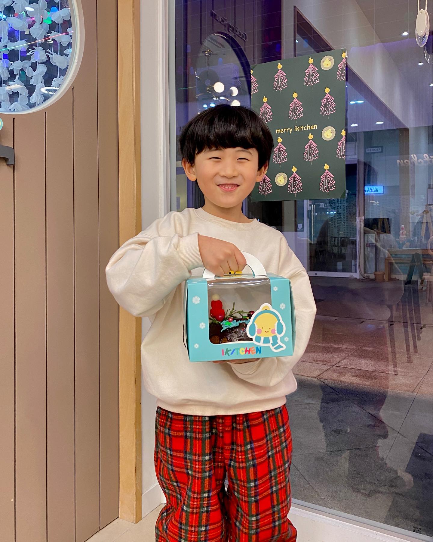 ෆ 

크리스마스 연휴 둘째날🎄⭐️
오전 주일예배, 오후 성탄발표회 마치고
오랜만에 은재가 좋아하는 쿠킹클래스🧑🏻‍🍳🍩

조금 멀어도 선생님때문에 용인까지 다녔는데
개인사정으로 23년도까지만 하신대서🥹

#6살크리스마스 
#크리스스리스케이크
#크리스마스케이크만들기 
#키즈쿠킹클래스 
#아이키친
#아이키친용인동백점 
#크리스마스이브
#이제어디로가지