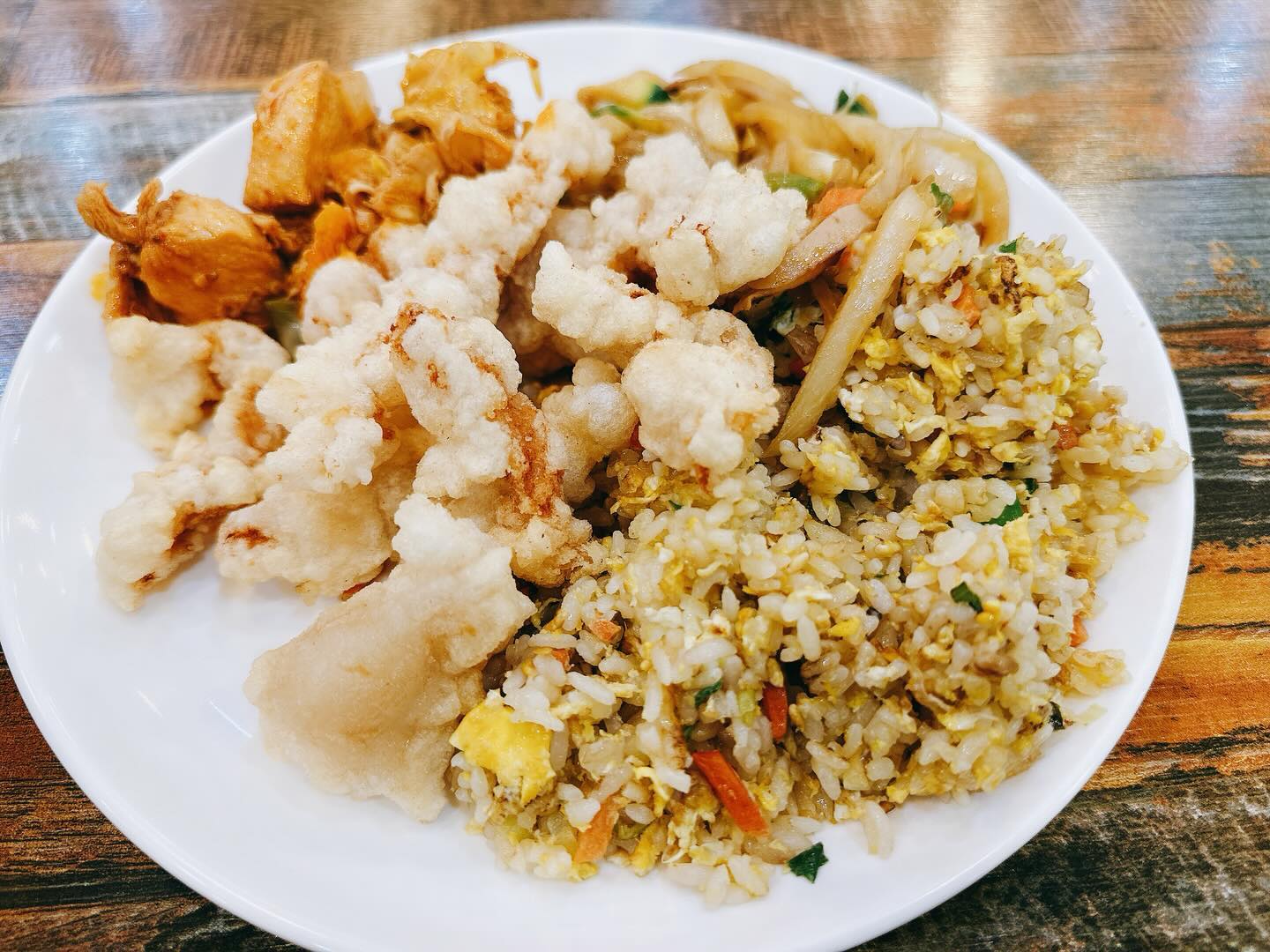 중식+한식 뷔페 가격이 8,000원?!🌝🌝

경북 경주에 위치한 상하이FOOD입니다.😍
 
가성비 맛집 요있네요🌝🌝

전국엔 왜이리 맛집이 많은지..❤️

중식 한식 뷔페라니요❤️❤️ 

가격마저 착하고 방금 튀긴 탕수육에 짜장소스 짬뽕국물 그리고 면까지😘

진짜 중국집에서 사먹는 요리 못지않은 맛이더라구요🥹🥹

점심시간쯤 되니 손님들도 바글바글❤️

산처럼 쌓여있는 탕수육이 금방 없어지더라구요🥹🥹 금방 다시 채워지는 탕수육🤩🤩

꼭 드셔보셧으면 좋겟어요❤

아 참 그리고 점심시간에만 영업한다구 하시네요🌟

혹시 근처 가시면은~~

꼭 들려서 맛있는 중식과 한식 푸짐하게 한 그릇 하고 가셔요~❤

🏮Tip 주차는 전용 주차장에 주차하고 이용하시는게 좋을 것 같습니다.🌝

🌟주소 : 경북 경주시 외동읍 문산2산단1로 76 상하이푸드
🌟전화번호 : 054-624-7878
🌟영업시간 : 매주 일요일 정기휴무 그 외 11:00-14:00

#갓생푸드_경주

#경주 #외동 #중식뷔페 #한식뷔페 #맛집 #상하이FOOD #존맛탱😋💕