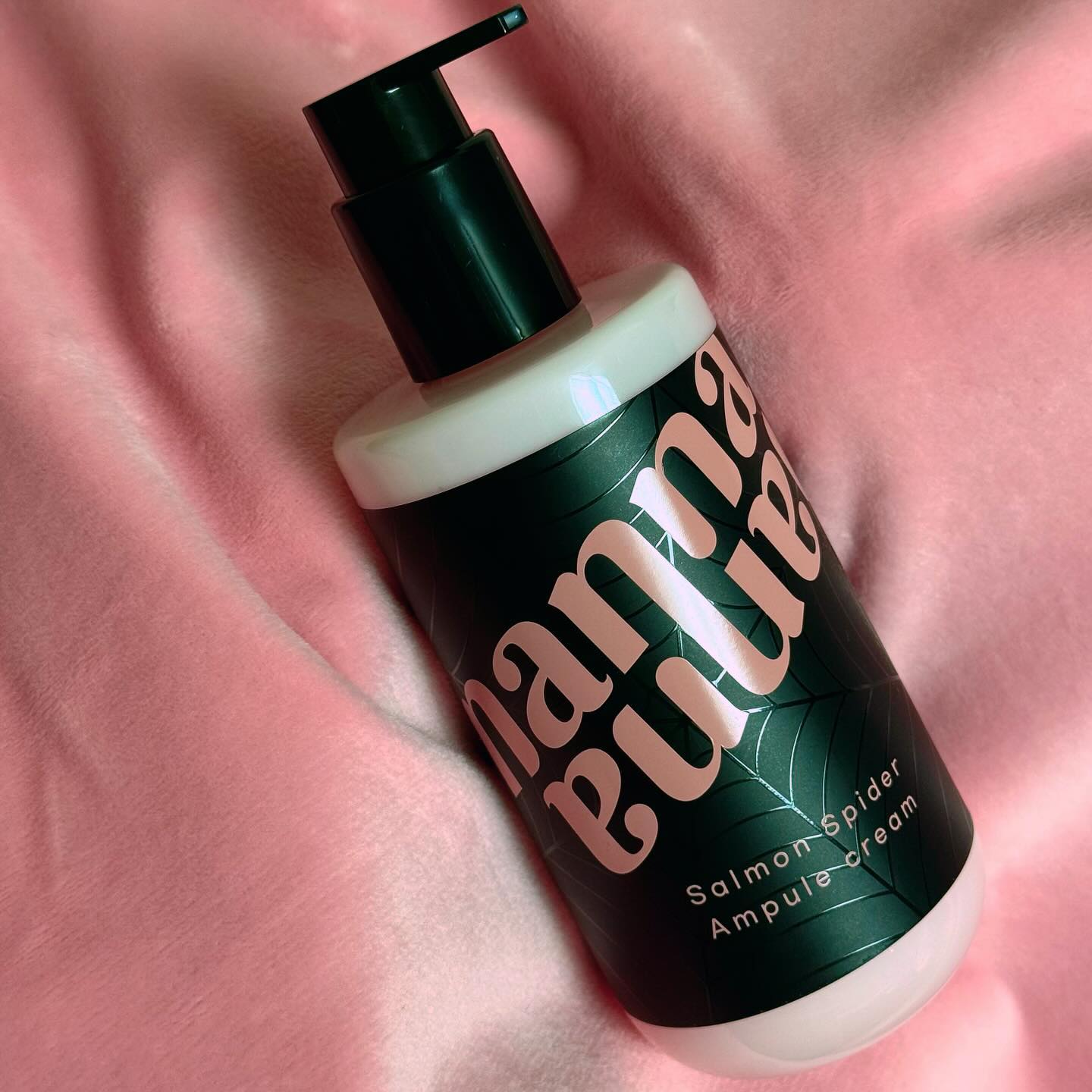 #협찬 nanna.skincare

추워지면 더 괴로운 건성들 당장 모여요..찐으로 촉촉함 폭발라는 난나 앰플크림 발견해서 겨우 건조함 갈라지는 건조함 드디어 해결🫶🏻

✔️ 연어 PDRN 10,000ppm + 연어알 추출물 50,000ppm가 들어간 히알루론산 크림 
✔️앰플과 크림이 합쳐진 제품으로 나같은 귀차니즘 심한 사람들에게 딱 맞는 올인원 스킨케어
✔️ 300ml 대용량이라 듬뿍 사용할 수 있는 촉촉함 끝판왕 크림인데다가 위생적으로 사용할 수 있는 펌프형
 ✔️️ 피부에 맞지 않는 분들과 제품 효과를 못보시는 분들을 위해 샘플을 동봉해주고  샘플 사용 후 만족하지 못하신다면 100% 환불👀

✨고보습 크림들은 대부분 유분이 많아서 트러블이 잘 올라오는데 난나 앰플 크림은 유분기 폭발하는 T존은 뽀송하게 & 건조한 U존 안쪽까지 촉촉하게 만들어줘서 내 겨울 크림 이걸로 정착❤︎

#난나 #난나앰플크림 #연어앰플크림 #연어크림 #연어앰플 #수분크림 #보습크림 #물광크림 #미백크림