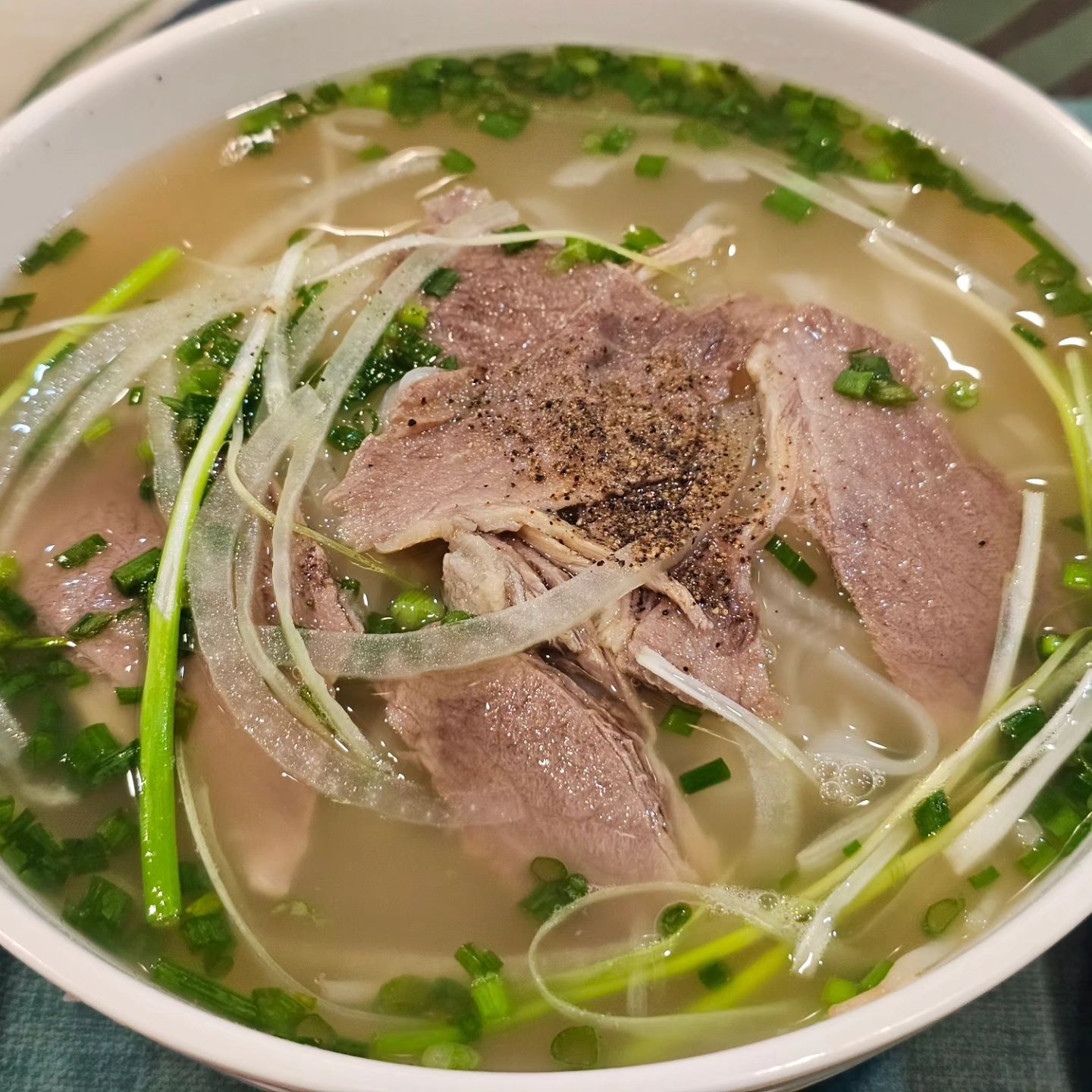 #노원맛집 #포샌

얼마전에 오픈한 노원역 신상 베트남음식점
오픈 특가로 양지쌀국수 5,900원에 득템해서 먹었던 날!
(지금은 행사 끝!!)
현지분들이 직접 운영하시는 곳이라 그런지
맛도 분위기도 이국적인 느낌~!
할인해서 특가로 먹었던 쌀국수도 맛있었지만
돼지고기볶음밥+계란 7,900원
요 메뉴가 요즘 물가에 아주 가성비 굿굿인 메뉴인듯!
두툼한 양념 돼지고기에 볶음밥, 겉바속촉 제대로 만든
계란후라이까지! 완벽구성👍
추워지니 종종 쌀국수 먹으러 가게 되지 않을까🤔🥰
.
.
#노원역쌀국수 #베트남음식점 #노원베트남음식점 #노원역포샌 #노원포샌 #노원쌀국수 #노원역점심 #노원역점심맛집 #먹스타맞팔 #먹스타그램