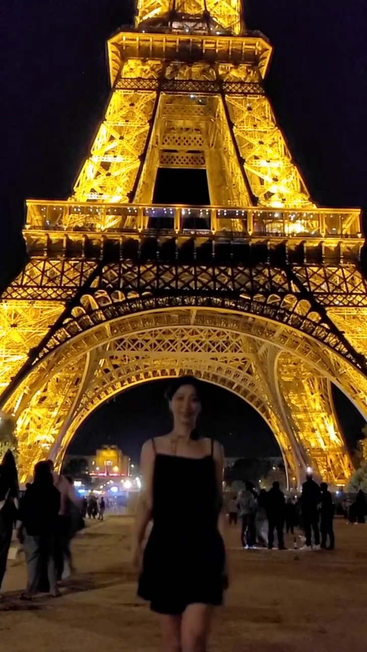 에펠탑은 저녁이 Best 🤩

가까이서 보니 더 웅장한 에펠탑😲

#파리 #파리여행 #parisfrance #에펠탑 #eiffeltower