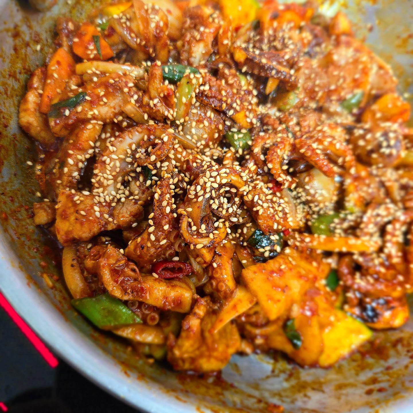 🐙
.
➡️ 쭈삼

아부지께서 쭈꾸미🐙를 잡아오셨다🐙🐙

삼겹살 넣고 양념해가지고~~🤩

쭈삼만들어서 가족 모두 모여서 저녁함께🩷

(째아는 매우니까 쭈꾸미 삶아서 따로 빼주기🐙 삼겹 따로 구워주기🥓🥰)

.

#쭈꾸미#쭈삼#삼겹살#저녁#쭈꾸미삼겹살#반찬#반찬고민#반찬공유#오늘뭐먹지#주부#먹