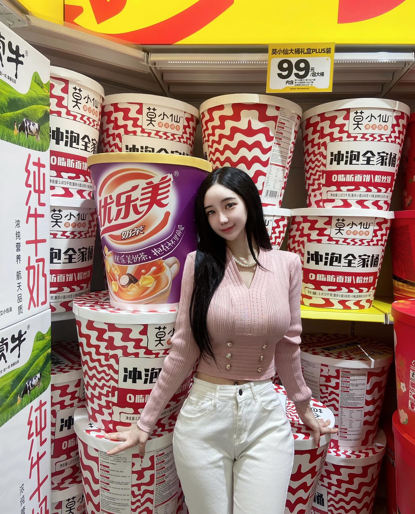 饼干比我的个子还高😳
如果把这些饼干吃完的话 我真的会6666😚