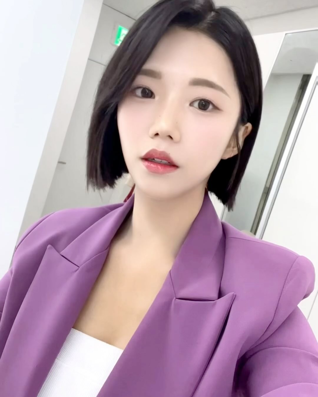 #새해첫피드 주말 기다려지는 새해 첫 주

나이 먹었단 생각에 슬프면서도
새해부터 광 뿜뿜한 피부 보며.. 관리하면 20대로 평생 보일 수 있쥐 하고 긍정회로😌

연말에 바빠서 못가서 서클 다녀온지 한 달이 넘었는데 
피부는 아주 좋...👍🏻 역시 내 애정 #코레지 #코레지셀핏 

지난해 극건성을 벗어난 피부..이젠 
쿠션이나 파데, 심지어 선크림만 발라도 건조해지는 내 피부가
뭘 발라도 기초 탄탄히 하면 촉촉이 유지가 되는
그만큼 피부 속이 채워지고 있다는 뜻 

#서클의확장 으로 더욱 내 피부 광도 확장된💛
올해도 꾸준히 관리해서 더욱 이뻐져야지🫶🏻

새해 기념 또 가야겠다✨🤭

 #청담서클 #청담서클의원 #서희원클리닉 #모공청소 #피지정리 #광채시술 #물광폭탄 #피부샵 #청담피부과 #연예인피부과 #청담 #압구정 #압구정피부과 #29 #20대후반이라니
#happynewyear