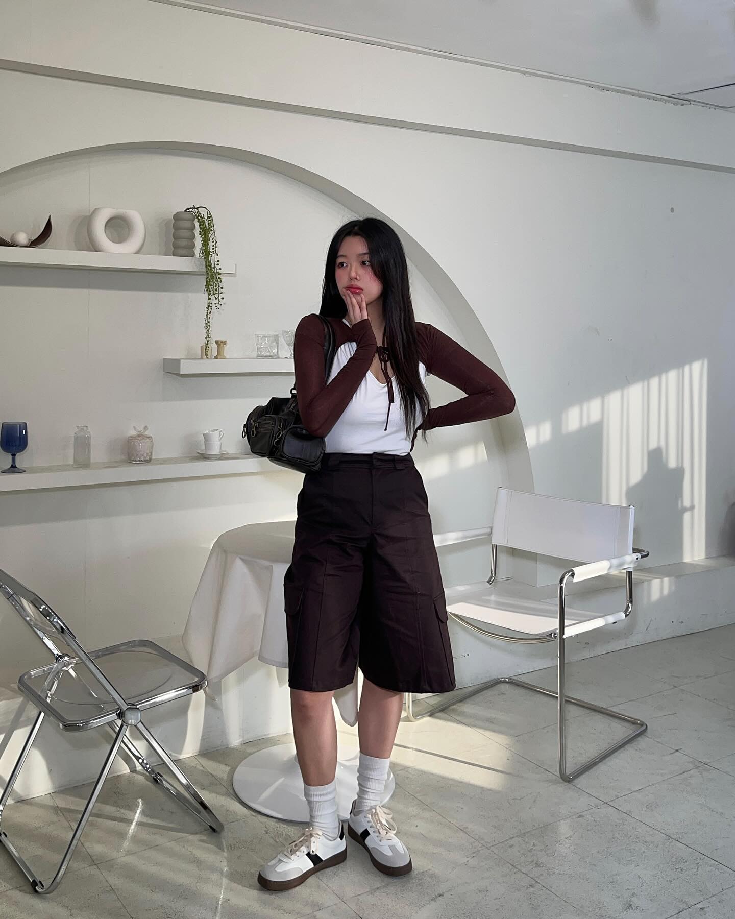 shoopen_kr
다섯살때부터 난 피아노를 쳤어 천재였지
베토벤부터 모짜르트 바흐 슈펜..👟

선생님들 요즘 슈펜 열일하는거 아세요? 
모르시면 보고 가십쇼, 알아도 보고가😤

컬러감부터 착화감, 디자인까지
너무 이쁜 라운드 코트 스니커즈를 신어봤는데요

12가지 색상중에 투톤이랑 블랙 컬러 신어봤는데
 어떤 코디에도 어울리는 컬러감 보이시나요..🥵

모든 룩에 다 잘 어울리길래 기분 좋아서
이거 신고 트위스트에 개다리춤까지 췄습니다

신자마자 이뻐서 슈펜 맛깔끼노.ᐟ 를 100번 외친다고요🫶🏻

자, 다들 이제 뭐해야겠습니까?
슈펜 가야죠. 라운드 코트 스니커즈 사러🏃🏻‍♀️🏃🏻‍♀️🏃🏻‍♀️

#슈펜 #슈펜스니커즈 #라운드코트스니커즈 #슈펜운동화 #스니커즈추천 #운동화추천 #운동화코디 #OOTD