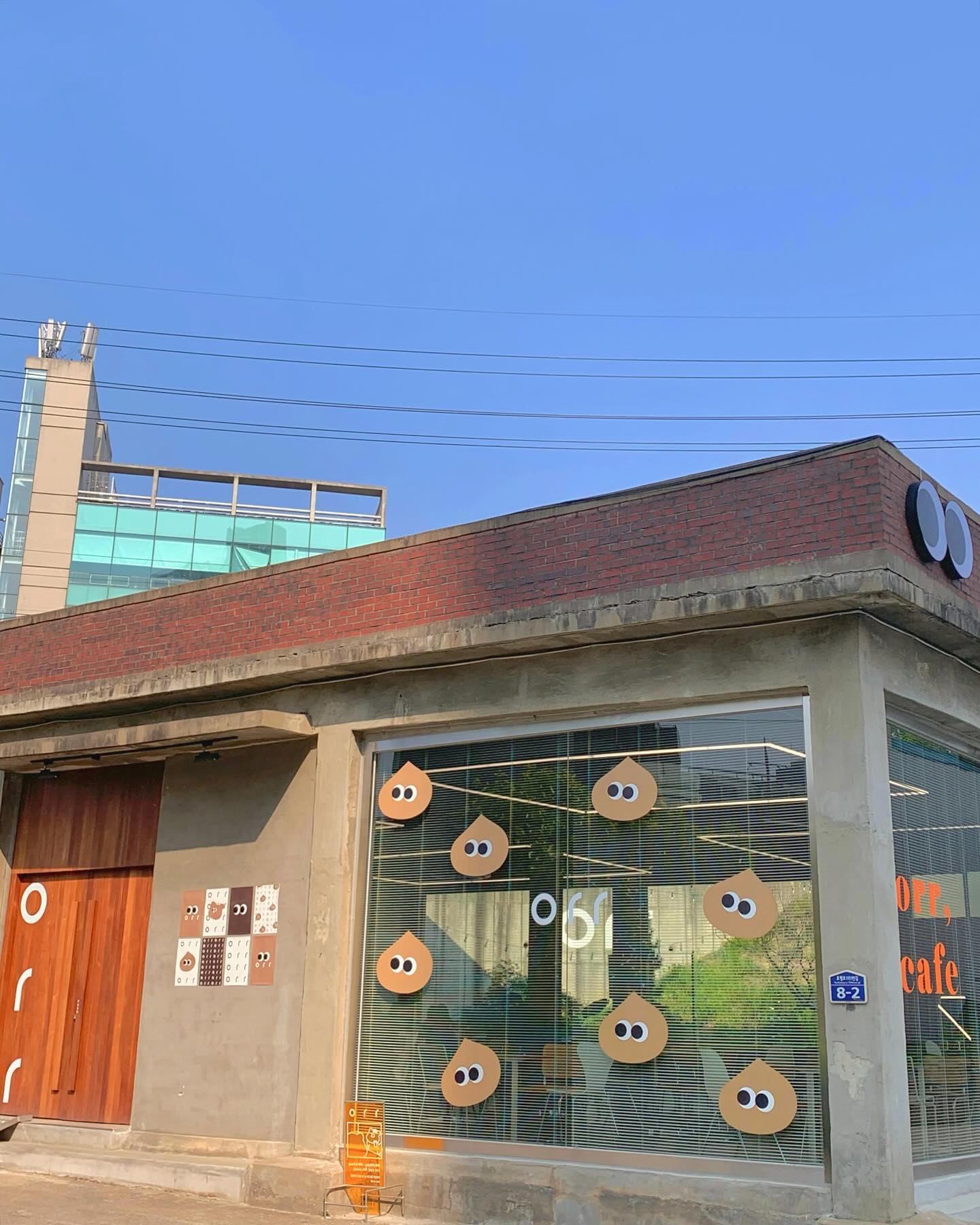 카페 이름만 들어도 너무 귀여운 이곳🌰

화성시 병점에 위치한 
‘오르르’입니다

‘오르르’는 내부에 큰 창들이 많아서
바깥으로 보이는 정원들이 잘 가꿔져있어요.
정원뷰로 사진을 찍으면 야외의 푸릇푸릇함이
함께 찍혀서 더 예쁘더라구요:)

#오르르 orr.cafe 
📍경기 화성시 효행로1191번길 8-2 1층
📍12:00-21:00 (매주 월요일 정기휴무)
📍매장 앞 또는 골목 주차 가능
📍애견동반카페