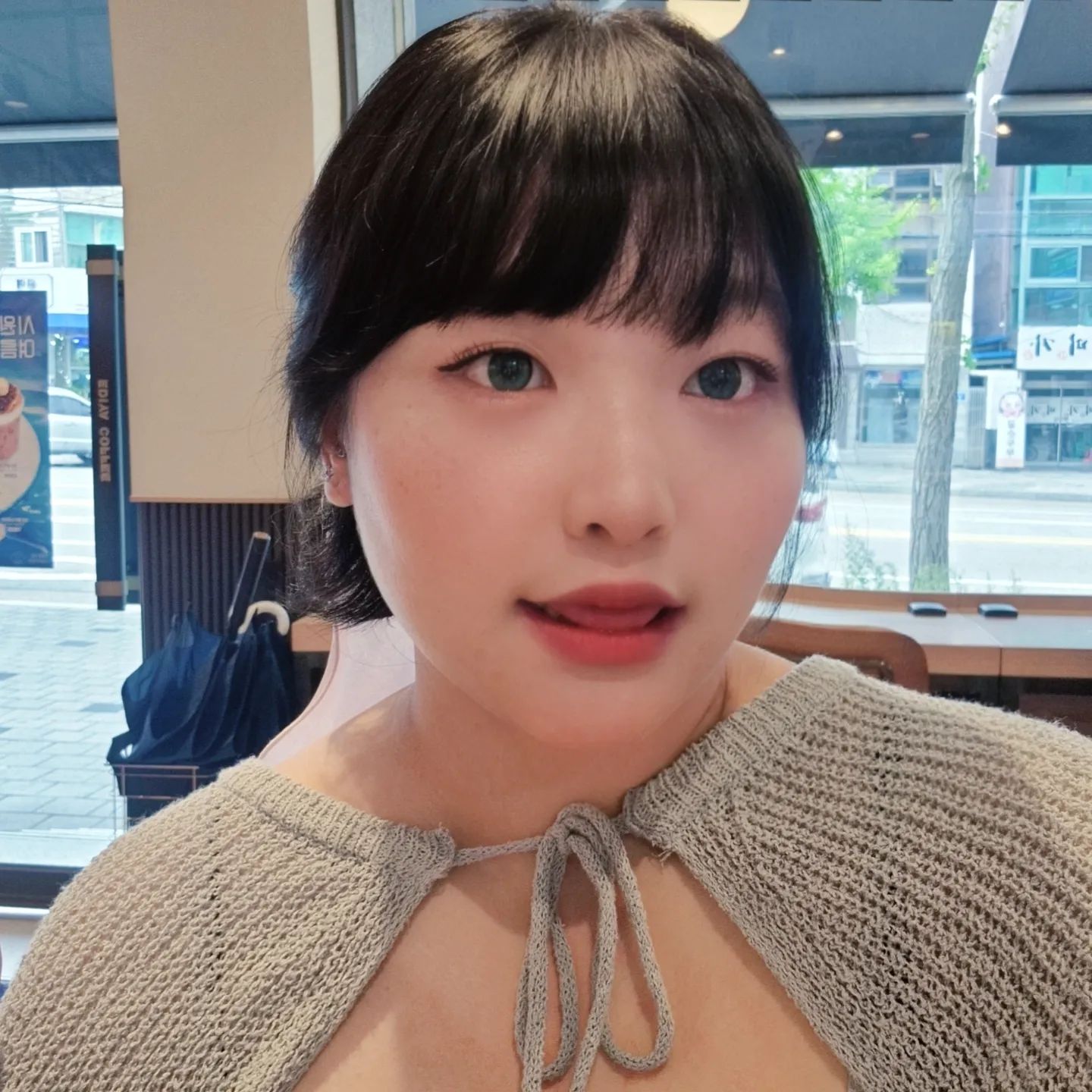 조카랑 엄마아빠랑
친구들 만나며 잘 살고있는 근황입니다

가끔 문득 생각이나는 빈자리가 있지만
그럼에도 잘 살아갈려고 노력합니다

긴시간 지나보면 잘살았다고 반갑다고
환하게 웃으며 봅시다 😄

저는 잘 지내고 있음니당