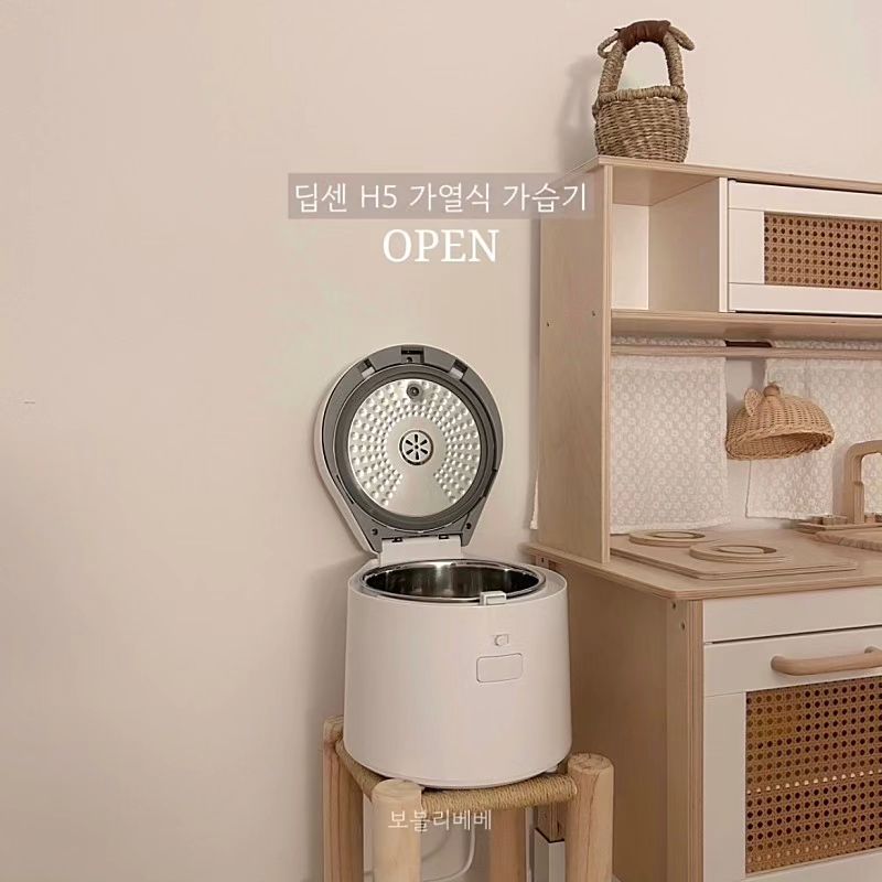 신생아, 아기 가습기로 유명할만큼 안전한 올스텐 밥통형 가습기 
[딥센 H5 가열식 가습기] OPEN💓💓💓

❓왜 가습기는 가열식이 좋을까요❓
우리가 쓰는 물속에는 보이지 않는
미네랄과 석회질, 세균 등이 있습니다 

​

물의 입자가 크면? 💧
분무되는 물의 입자가 큰 초음파&복합식 가습기는 
각종 미네랄 및 석회질, 세균 등과 함께 분무되어 
공기 청정기와 동시 사용이 힘들며,

주변에 백화 현상을 일으킵니다💨
가열식 가습기는 
100도의 가열로 인해 99.9% 살균되며, 
분무되는 입자의 크기가 작아 
각종 불순물이 함께 떠오를 수 없어
순수한 수분만 분사합니다
이것뿐일까요?!
가열식 가습기는 초음파, 복합식 가습기의 
무거운 물 입자와 달리 1,000배 작은 크기의
순수한 물 입자가 더욱 더 넓은 공간에 퍼져
7배 높은 가습효과를 낸다는거👍🏻👍🏻

그렇지만 많은 가열식 가습기는 
복잡한 구조로 세척이 용이하지않고 
내구성이 떨어지죠🥹
그리고 아이들 방에두면 안전할지도 걱정이 됩니다
❗️But 딥센 H5 가열식 가습기는 다릅니다❗️ 

✅304 풀스텐 분리형 수조
304 스텐으로 반영구적으로 사용이 가능하고
분리형 수조로 물이 닿는 모든 부분의 
세척도 살균도 쉽게 할 수 있습니다

​

✅3.5L 대용량 수조

대용량수조로 최대 23시간 동안
멈춤 없이 사용할 수 있어요

​

✅스마트 목표 습도 설정

무작정 과한 가습은 곰팡이 번식이
활발해져 오히려 독이 될 수 있습니다🥹
우리집 환경에 맞게
자동으로 습도량을 설정할 수 있어요👍🏻
또한 원하는 습도량이 있다면 
원하는 습도량을 수동으로 설정할 수 도 있다는 사실!

​

✅안전설계

가열식이 위험할거람 편견은 NO🙅🏻‍♀️
1. 이중 잠금장치 ‘차일드락’
2. 터치실수 없도록 ’버튼잠금‘
3. 쉽게 넘어가지 않는 사다리꼴 모양 ‘안정적 설계‘
4. 강력한 마찰력을 가진 4개의 고무패킹으로 ‘밀림방지’

​

✅또한 추가적인 딥센의 특별함

1. 38~50dB로 조용한 도서관 정도의 속삭임
2. 물 부족 자동 꺼짐❗️
3. 탈착식 코드로 깔끔하게 보관가능
4. LED 디스플레이를 통해 실시간으로 습도확인
5. 1시간~9시간 타이머 기능 완비
6. 수면모드로 30초가지나면 LED자동점멸
우리가족 겨울나기 딥센과 함께 
촉촉하고 따뜻하게 보내세요🙌🏻
물론 안전까지🫶🏻
📌옵션
딥센 H5 가열식 가습기
​

🚚 무료배송
평일기준 2~3일 소요 
⏰공구기간: 12.1~12.5
🏷️구매 및 문의는 언제든 디엠이나 댓글주세요🙏🏻