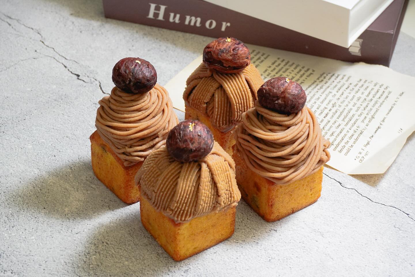 가을가을 카시스몽블랑파운드 만들기🌰🍂

이번엔 실리코마트틀을 이용해서 큐브미니파운드를 만들어봤어요! 가을하면 또 밤디저트가 빠질 수 없죵ㅎㅎ 

가운데엔 카시스가나슈를 넣고 파운드 반죽엔 보늬밤을 넣어서 만들었습니다 럼을 넣고만든 밤크림과 잘 어우러지는 고급진맛이에요👍🏻 

실리코마트틀을 쓰면 편한점이 정말 많아요~ 버터칠을 안해도 정말 잘 빠져서 작업할때 편리합니다! 그리고 원하는 갯수대로 잘라서 쓸 수 있는것도 전 좋더라구요~ 

📍비앤씨마켓에서 구매한제품들
- 엘르엔비르 고메버터
- 밤페이스트
- 실리코마트 큐브 8구

+자세한 레시피는 비앤씨마켓 카페와 블로그에 올리겠습니다

bncmarket_official 
본 피드는 비앤씨마켓의 금전적지원으로 작성됐습니다 

.
.
.
.
.
.
.
.
.
#크리슈머 #크리슈머레시피 #비앤씨마켓 #베이킹쇼핑몰 #밤디저트 #몽블랑 #몽블랑파운드 #파운드케이크 #몽블랑케이크 #밤파운드