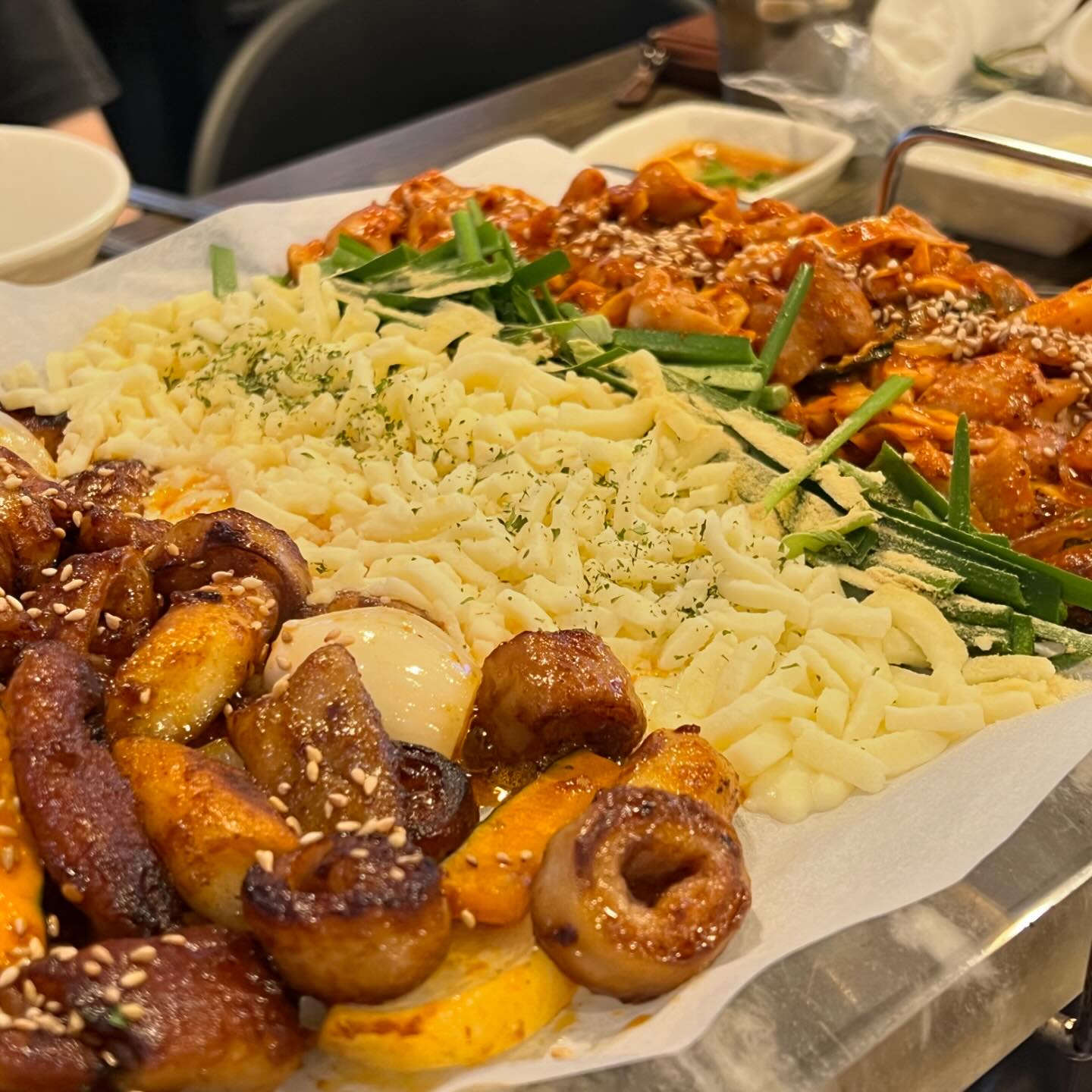 #협찬 [73번째식탁] 삼끼막창 천호본점
: 19년 노하우로 막창,곱창,곱창전골을 맛있게‼️

천호역 근처에 위치한 #삼끼막창 에 다녀왔습니다.🍖🍖

=menu=
직화치즈 양념 막창 2인분 32,000원
야채곱창 12,000원
맥주 5,000원
================

이곳은 19년 노하우로 막창,곱창,곱창전골을 다양하게 즐길 수 있는 삼끼막창입니다‼️

저희는 양념막창2인에 치즈 추가된 세트랑 야채곱창을 추가로 시켰어요

막창,곱창에 술이 빠질 수 없죠 맥주도 한병 시켜서 같이 먹었습니다

준비된 판에 종이 호일 위에 올려진 조리가 다 된 양념막창과 야채곱창을 내주시는데 가운데에 치즈가 같이 나왔어요

보기만 해도 군침 삭 도는 비주얼에 먹어봤더니 아니나 다를까 너무 맛있더라구요🤤

잡내는 아예 없고 질기지 않고 부드러웠어요 양념과의 조화가 좋아서 술이 술술 들어갔습니다

삼끼막창만의 특제 4가지 소스와 상추 쌈에 같이 먹아도 궁합이 너무 좋았습니다 이런 숨은 맛집이 있었다니,,🫢

볶음밥을 기대하게 되는 맛이라 시켜서 먹어봤더니 역시,, 볶음밥도 기가막히게 맛있었습니다👍👍

매장 분위기도 깔끔하고 오픈주방이라 믿고 먹을 수 있었어요‼️

천호에서 막창,곱창이 땡기신다면 여기 어떠신가요⁉️

===============================
🚘 서울 강동구 올림픽로77길 10 1층 삼끼막창
⏰  매일 12:00~23:30
  23:00 라스트오더

#강동구맛집 #천호곱창 #천호맛집#천호역맛집#막창맛집#천호동막창#강동구곱창#천호역곱창 맛집스타그램#먹스타그램#먹스타#먹스타맞팔#맛집탐방