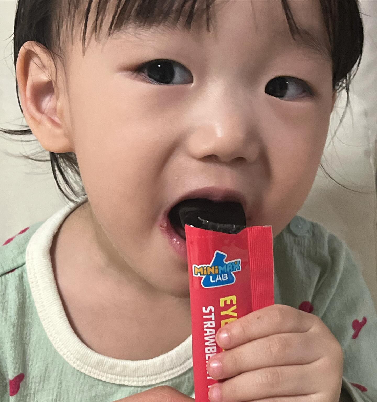 스마트폰이나 태블릿때문에 걱정걱정 또 걱정하는 맘!!
무엇보다 안보여주니 너무 몸도 피곤해서
한시간씩 이동할때 보여주고 있어요
미니막스 눈 솔루션 딸기맛으로 아기의 눈 피로에
개선에 도움을 줄 수 있어서 먹고있어요!!👍

이럴때 진짜 눈건강이 제일 걱정되서 
미니막스 제품 안찾을래야 안찾을수가 없어요!!👍
매일 하루에 한포 꾸준히 먹고 있는 울아기

미니막스를 너무 좋아하는 아이라서
미니막스 비타민, 미네랄, 비타민까지
꾸준히 챙겨먹고 있어요 :)

아이 전문 건강기능식품 브랜드 미니막스에서
출시한 어린이 눈 건강 제품입니다!
무엇보다 동아제약 어린이건강연구센터에서 
연구/개발한 제품으로 믿고 신뢰할 수 있는
브랜드라는 점이 가장 마음에 들었어요 :)

미니막스 정글은 아이의 성장발육에 필요한 필수영양소를
제공하는 제품라인이예요.

미니막스 랩 눈솔루션은 블루베리맛이 처음 나왔는데요
인기에 힘입어서 딸기맛까지 출시되었어요!!
맛별로 골라먹을 수 있어서 너무 좋은거 같아요 :)👍

아이들이 좋아하는 딸기맛 스틱젤리로
아이들이 먼저 찾는 제품이라는 점이예요!
설탕, 감미료, 합성향이나 색소 사용을 하지 않고,
부원료인 과일농축액을 사용하여서 건강까지
생각하는 미니막스 제품이예요 :)

아이가 어린만큼 눈 건강 관리 필수인거 같아요
꾸준히 챙겨먹으려구요!! 눈 건강 챙기쟈구요!

minimax.official
#미니막스 #미니막스랩 #눈솔루션딸기맛 #어린이눈건강