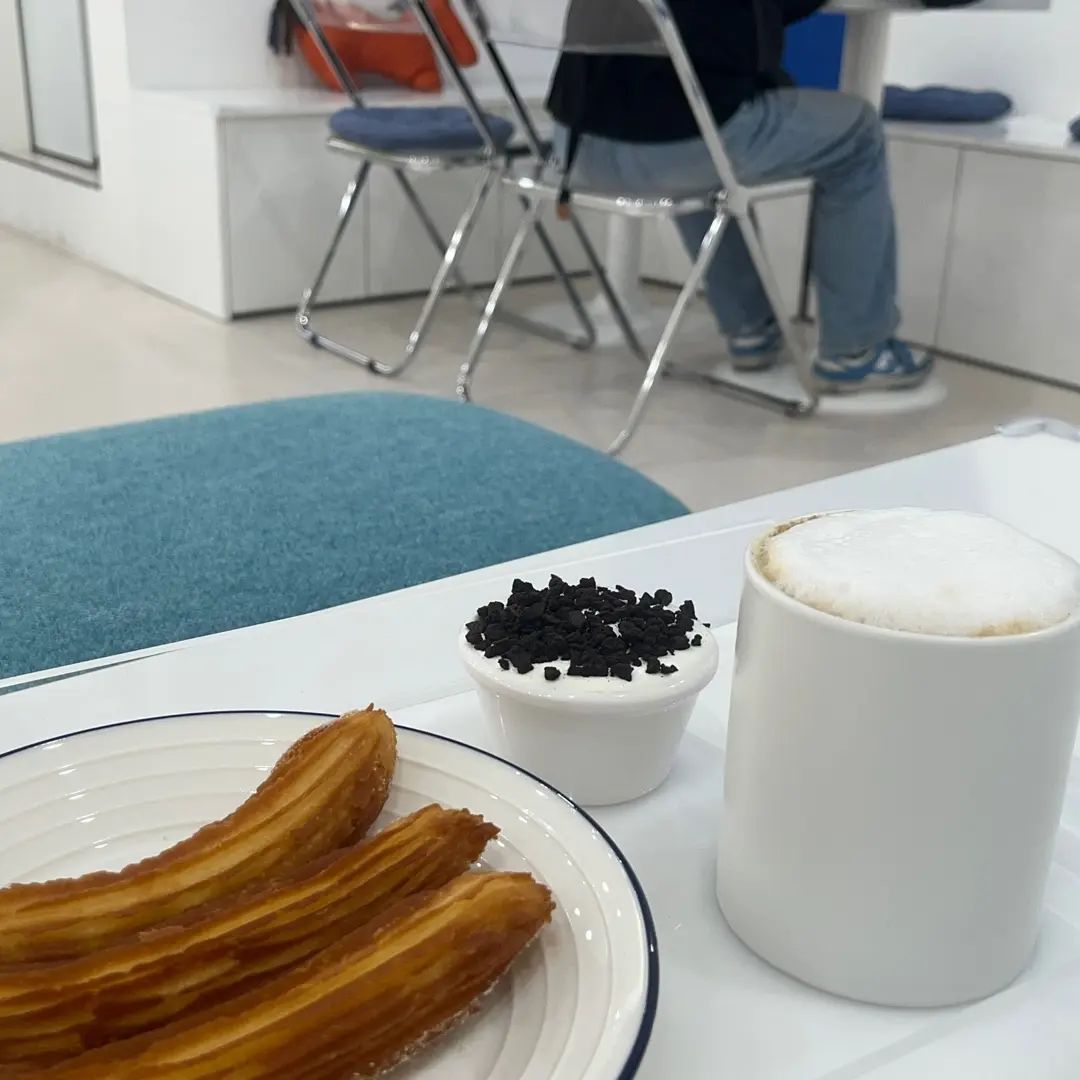 츄러스 맛집찾아 한양나들이!
겉바속촉 수제츄러스를 초코나 생크림에 찍어먹으면 극락갑니다
인테리어도 깔끔해서 데이트하기 좋았어요

🥨일레븐 커피츄러스🥨
서울특별시 송파구 새말로12길 16 상가동 1층 103호
0507-1439-3375

#일레븐커피츄러스 #일레븐 #elevencoffeechurros #문정동맛집 #장지동맛집 #츄러스 #장지데이트 #문정동디저트 #위례맛집 #문정맛집 #츄러스맛집 #문정맛집 #문정동브런치 #문정동데이트 #주말데이트 #문정동카페