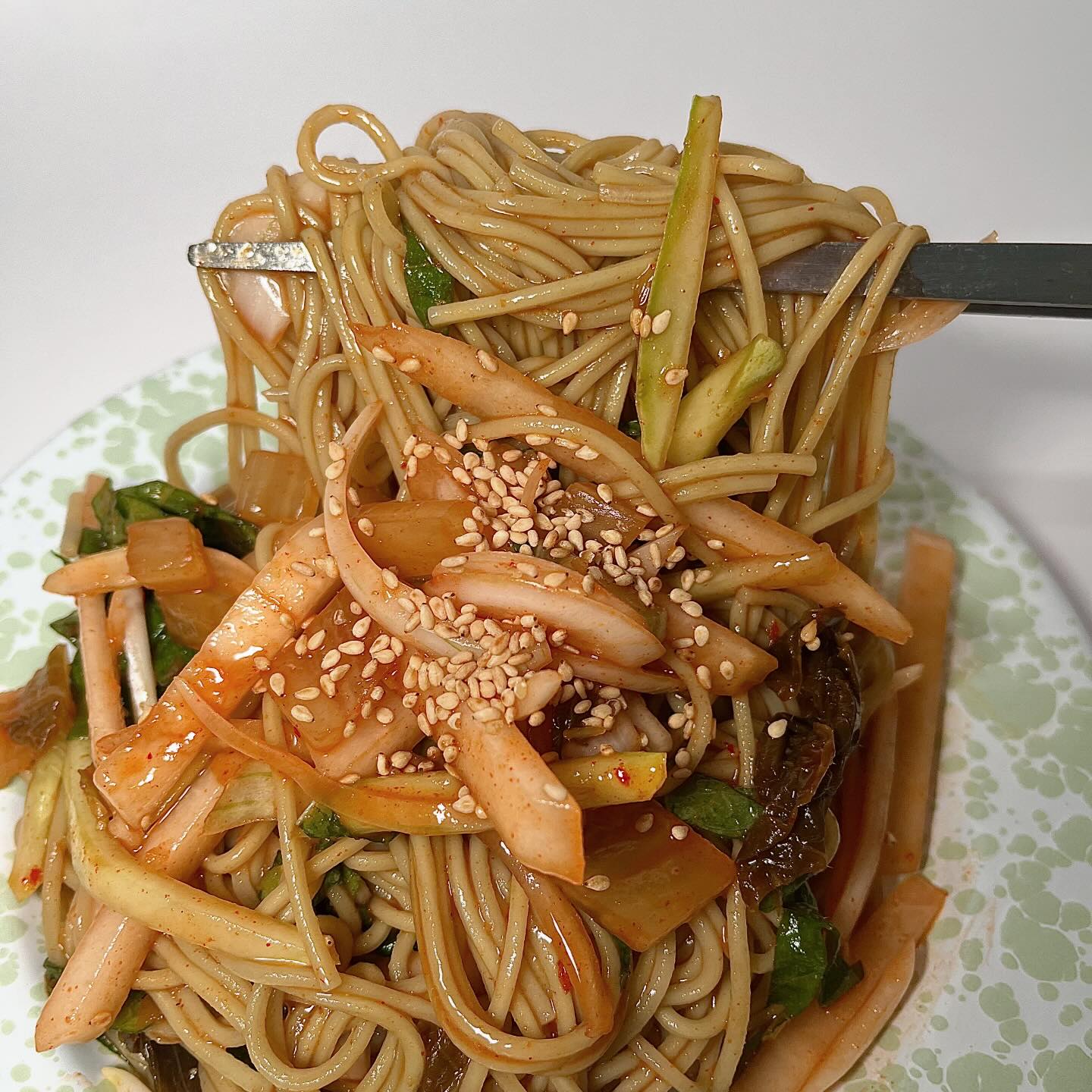 #정읍알로에국수

국산 알로에와 우리밀을 사용해서 만든
알로에사랑팜 ‘정읍알로에국수’ 🍜

알로에는 수분이 풍부하고 비타민, 미네랄, 아미노산
효소 등 필수 영양소가 다양하게 들어 있어 ‘서양의 인삼’
이라고 불릴 정도로 좋은 건강식품인데

몸에는 좋지만 생으로 쉽게 섭취하기 어려운 알로에를
간편하고 맛있게 먹을 수 있도록 국수로 만들었다!

알로에국수는 삶은 후에 잘 퍼지지 않아 끝까지 맛있게
먹을 수 있을 뿐더러 항염증, 항산화, 소화에 도움을 주고
원활한 배변활동에 도움을 주는 “무수바바로인” 23.4mg이
들어있어 변비 개선에도 도움이 된다.

게다가 면이 엄청 쫄깃탱글해서 비빔국수나 콩국수,
잔치국수로 만들어 먹으면 한 그릇 순삭임~

맛있고 건강한 국수를 먹고 싶은 사람들에게
알로에사랑팜 ‘정읍알로에국수’를 추천한다!❣

-

📍 알로에사랑팜 ‘정읍알로에국수’ (aloe_sarang_farm)

#협찬#알로에사랑팜#알로에국수#국수#건강국수#국수요리#비빔국수만들기#콩국수레시피#잔치국수레시피#국수만들기#국수재료#잔치국수#비빔국수#콩국수#정읍