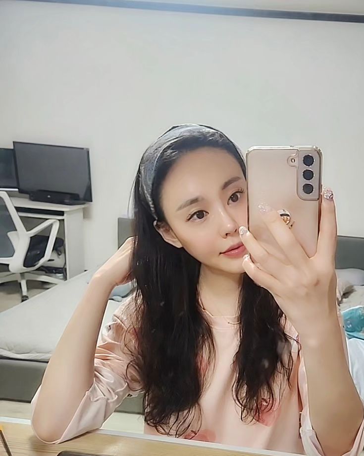 머리는언제쯤 다시 단발👩🏻로 돌아갈지ㅋㅋㅋㅋㅋ
씻고나와서 신명나게 머리🧛‍♀️말리고 머리띠도 하고 내가좋아하는 거셀ㅋ

10년내 단발👩🏻하다 10년내 장발💇‍♀️하게생김ㅋㅋㅋㅋㅋ

얼굴각도는 잡았지만 손의 각도는 못잡음ㅋㅋㅋ

#늙음이찾아온다 #단발에서장발 #셀스타그램 #얼스타그램 #mz는뭐라고올리니?