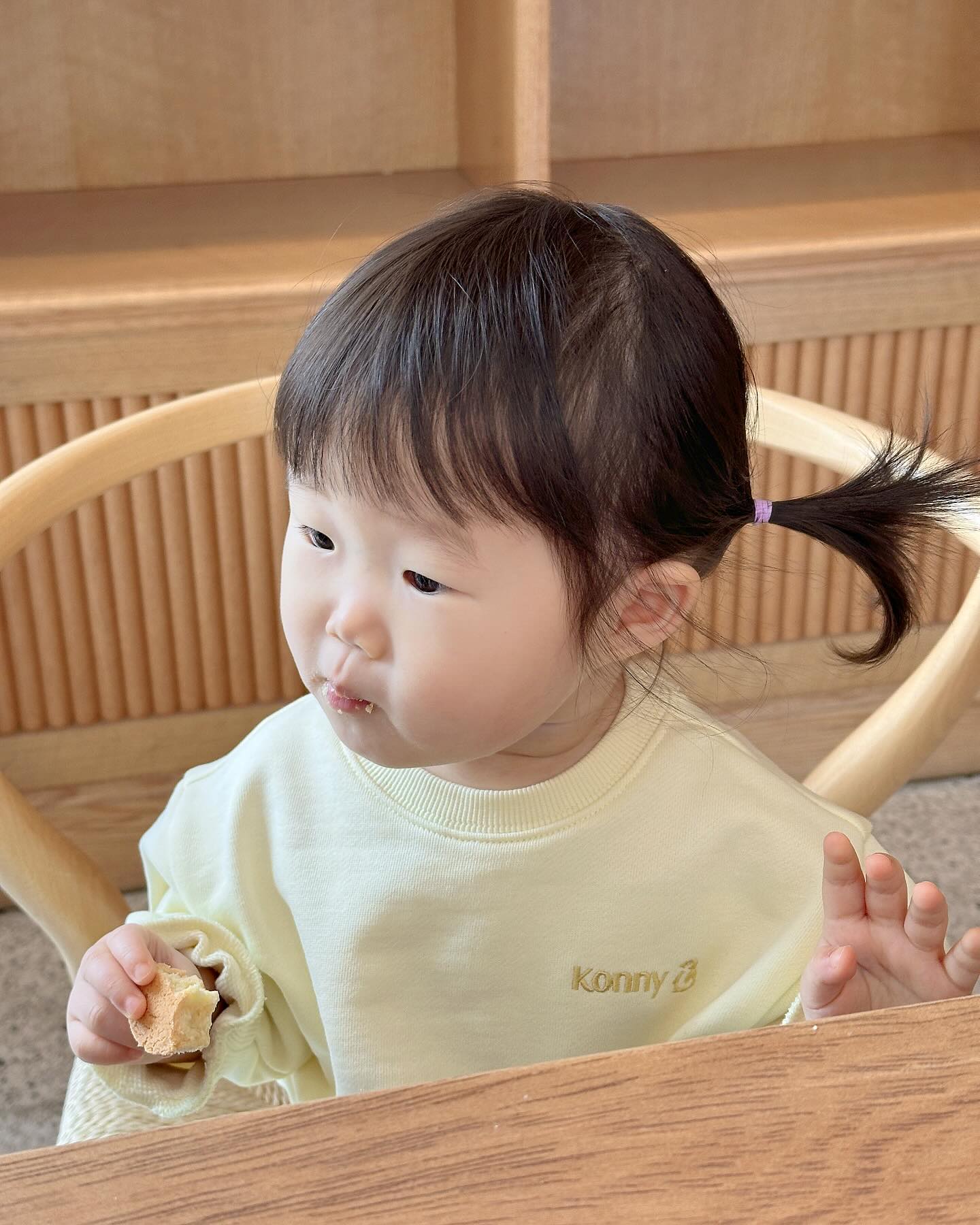::
윤하 4월부터 어린이집 가요👧🏻
⠀
등원룩 강자인 코니 버터코튼 맨투맨 상하세트💛
사랑스러움 가득가득한 컬러도, 부들부들한 소재도 맘에 쏙!
버터가공으로 맨투맨 특유의 뻣뻣함 없이 안쪽까지 부드러워요.
상하세트라 코디 걱정 안해도 되고 편해서 진심으로 강추해요!
⠀
𑣲YUNHA │ 18m │ 80cm │ 10kg
• 버터코튼 맨투맨 상하세트 / 옐로우 2-3Y
• 이지핏 삭스 / 그린, 옐로우, 오렌지, 퍼플 2-3Y
⠀
thanks to konnybaby_kr 
⠀
⠀
⠀
⠀
⠀
#코니 #konny #코니등원룩 #등원룩 #아기상하복 #윤하기록👧🏻