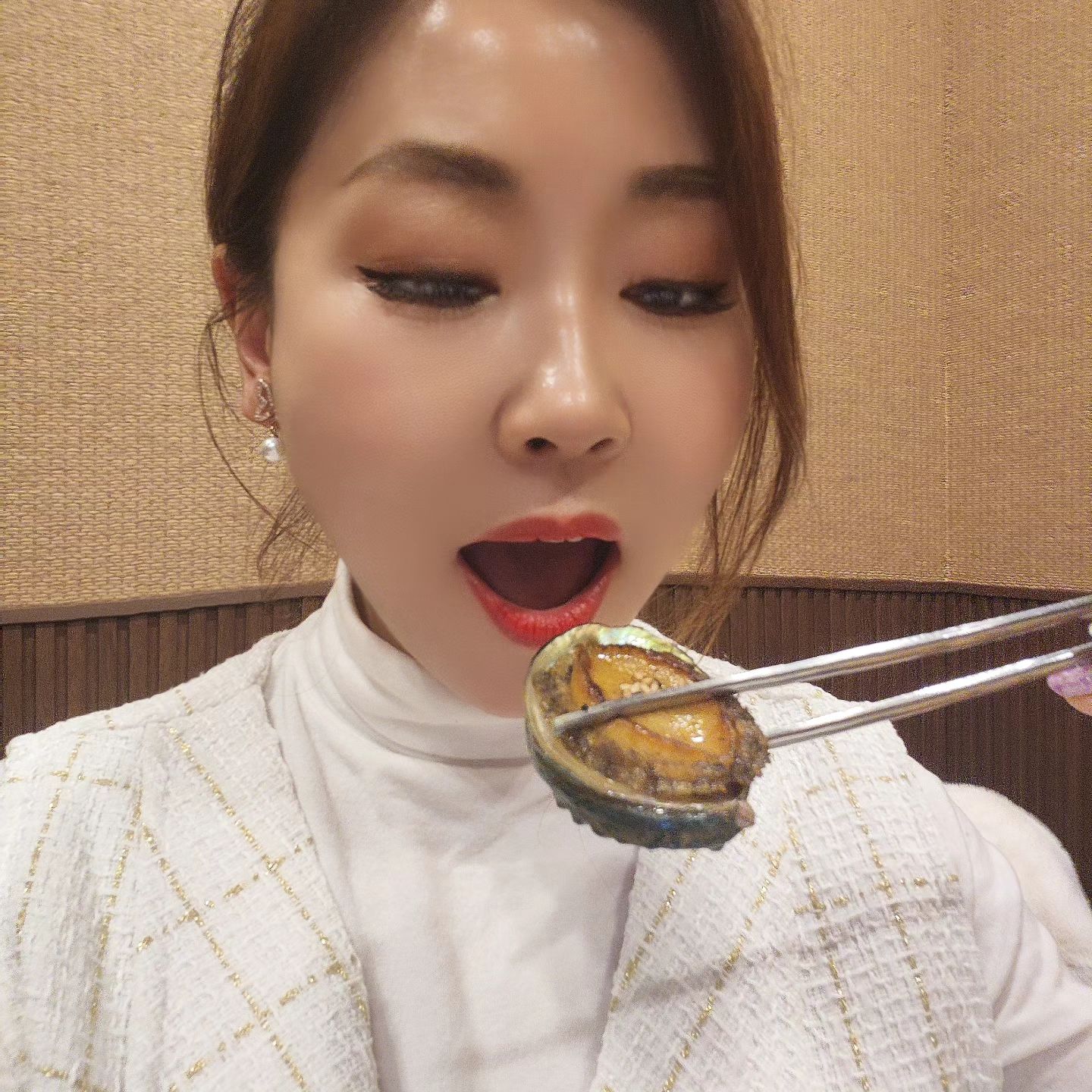 갈치 전복 옥돔 갈치돌솥밥과 사이드메뉴까지
모든 메뉴가 제마음을 사로잡은 곳
💘갈치도💘
제주 협재 바닷가 산책하다 들려서 바다뷰 보며
밥먹기 좋은 곳이라 가족끼리 연인끼리 친구끼리
그 누구와 가도 절대 실망할일 없는곳‼️
.
통갈치 맛은 말할것도 없지만
양도 어쩜 이리 푸짐한지🥰
.
특히 세트메뉴에는 다양한 사이드메뉴들도
다 맛있어서 감동했네요.🥹😊😊
.
홀도 널직하고 룸도 갖춰져있어서
프라이빗하고 조용하게 드시고 싶으신 분들은
미리 룸 예약하시면 좋을듯요.❣️
.
💞💞💞 갈치도 💞💞💞
🏚제주시 한림읍 한림로475 1층
⏰️10:00시~22:00시
라스트오더 21:00시
☎️0507-1347-5376
.
#제주통갈치맛집 #협재갈치맛집 #협재통갈치 #한림맛집 #한림통갈치조림 #한림통갈치구이 #협재통갈치구이