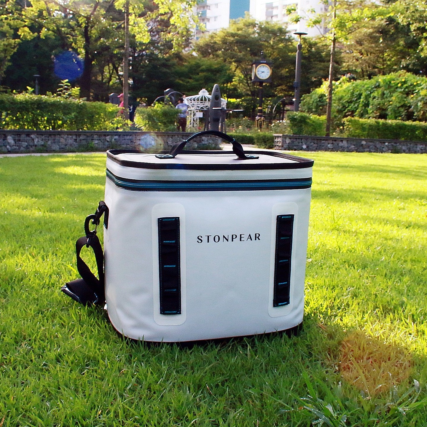 🎒 스톤피어 아이스박스와 함께한 여름 여행 이야기 🌞

이번 여름 캠핑을 준비하면서 가장 고민했던 건 바로 아이스박스였습니다. 
무게 때문에 이동이 힘든 아이스박스는 싫고, 그렇다고 보냉력이 떨어지는 제품도 마음에 들지 않았어요. 
그러던 중에 발견한 것이 바로 스톤피어 아이스박스였습니다.

처음 스톤피어 아이스박스를 받아들었을 때 놀란 건 그 가벼움이었어요. 
진짜 이게 아이스박스 맞나 싶을 정도로 가벼웠죠. 
특히 무게 부담이 거의 없어서, 캠핑장까지 이동이 정말 편리했습니다. 🎒

캠핑 첫날, 다양한 음료와 음식을 가득 담고 떠났습니다. 
도착해서 아이스박스를 열었을 때도 음료와 음식이 모두 차갑게 유지되어 있더군요. 
이게 바로 스톤피어의 진가인 것 같아요. 
그동안 사용했던 무거운 아이스박스와 비교할 수 없을 정도로 보냉력이 좋았습니다. ❄️

또 하나 좋았던 점은 방수 소재였어요. 
야외 활동 시 물이나 오염물질에 쉽게 노출되기 마련인데, 
스톤피어은 그런 걱정을 덜어주었습니다. 
방수 코팅 덕분에 오염이 묻어도
 간단하게 물티슈로 닦아낼 수 있어 관리가 정말 편했습니다. 🌊

특히, 이번 여행에서 가장 인상 깊었던 건 스톤피어의 사은품으로 제공된 지퍼 전용 오일이었습니다. 
이 오일 덕분에 지퍼의 밀폐력이 훨씬 좋아져서 보냉력이 더 오래 지속됐어요. 
음료가 마지막까지 시원하게 유지돼 캠핑의 즐거움이 두 배가 되었습니다.

스톤피어 아이스박스는 이번 여름 캠핑에서 없어선 안 될 필수템이 되었어요. 
가벼우면서도 강력한 보냉력, 방수 기능까지 완벽하게 갖추고 있어서 
앞으로의 여행에서도 계속 함께할 예정입니다. 🏕️

여름 여행을 준비 중이신가요? 
가볍고 보냉력 좋은 스톤피어 아이스박스로 완벽한 여름을 보내보세요! 🌞
.
.
.

#협찬 #스톤피어 #아이스박스 #캠핑용품 #여름필수템 #가벼운아이스박스 #보냉력짱 #방수아이스박스 #야외활동필수품
