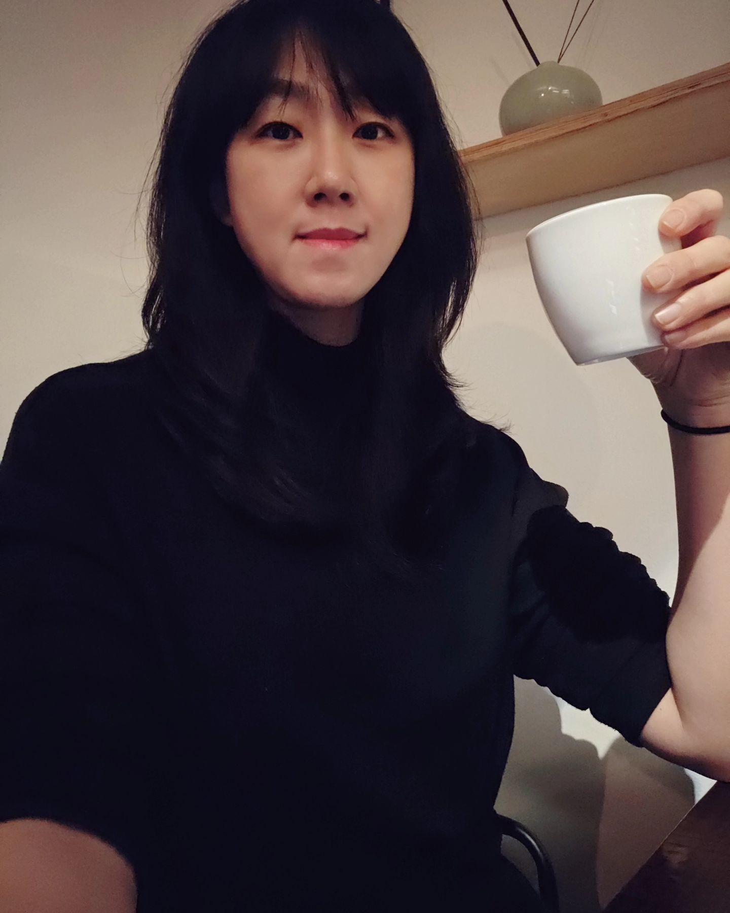 한해를 마무리 짓고
다시 한해를 시작합니다

힘들었으나 내 귀한 가족들과
좋은 동료들과 좋은 오너와
특별한 지인분들과
다정한 덕친님들과 길병민으로 힘낸 한해였고
또 덕분에 행복했습니다

내일은 다이어리열고
빼곡히 한해의 버킷과 계획과 신념을 적어보려구요

제꿈은 여전히 반듯하고 단단하게
아름답게 나이드는것이고
여전히 부족하지만 노력하며 살아내겠습니다

작은소원들을 많이 이루시고
고민과 불행은 늘 소소하고 작은일들만 있으시길.
그리고 
누구보다 자신에게 가장 다정한 한해가 되시길요
그래서 또 한번
올한해의 감사인사를 즐거운덕담으로
나눌수있으면 좋겠습니다

평안하세요 ☘️

그리다올림