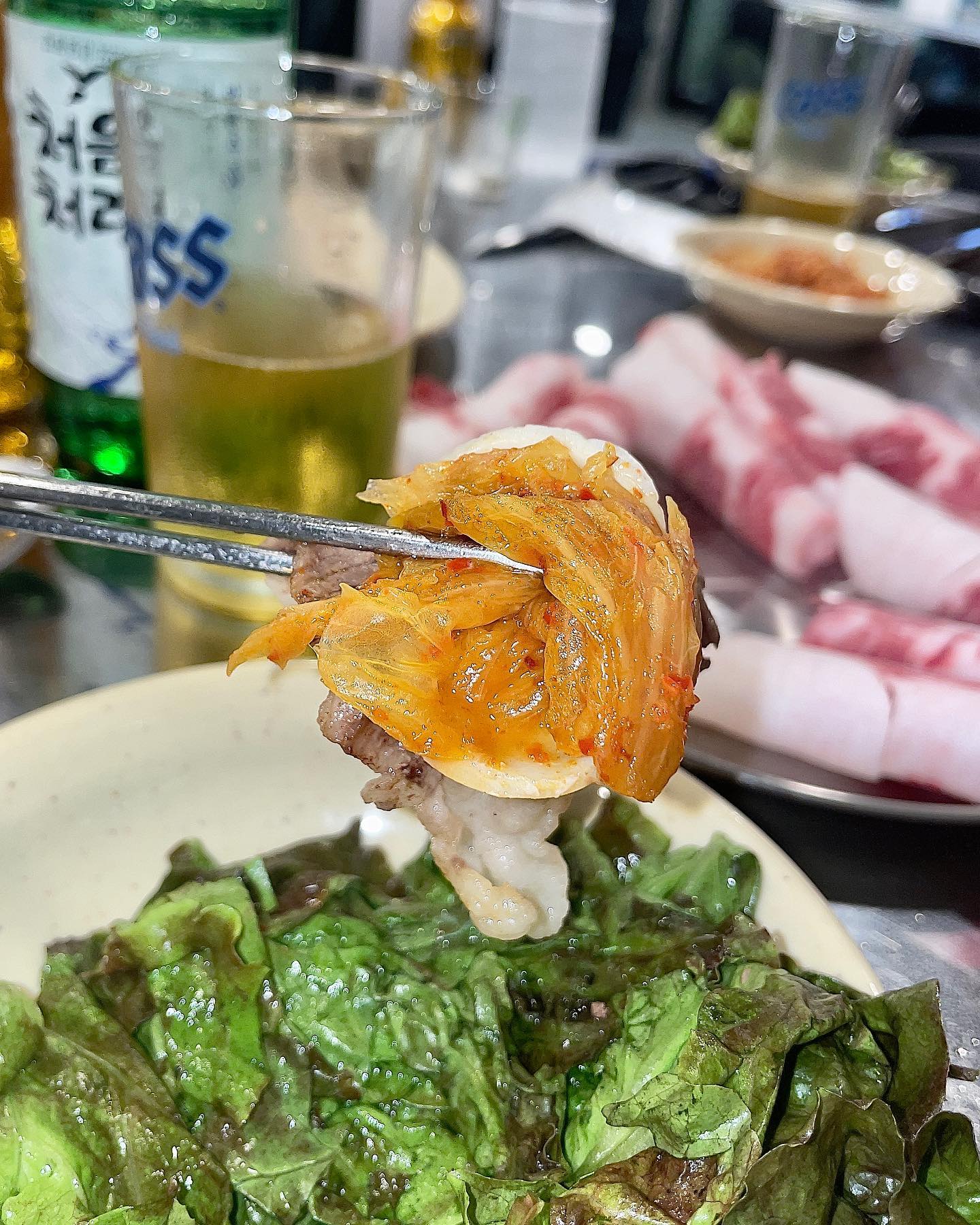 인덕원 차돌삼합집 생김

차돌삼합을 너무 좋아하는 제가, 이번에 인덕원에 신상 맛집인 <바이소>를 다녀왔습니다. 새로 생긴 가게답게 깔끔한 인테리어와 오픈주방, 그리고 인덕원역과 5분 거리에 위치해 있어 접근성이 우수했습니다. 또한, 2층까지 있어 단체 예약도 가능해보이는 넓은 홀이 있었습니다.

#차돌삼합
차돌박이가 신선했습니다. 특유의 냉동냄새와 조금 오래되면 비린듯한 냄새가 나는데, 여긴 확실히 신선한 차돌박이를 쓰는 듯한 느낌이었습니다. 그리고, 관자도 탱탱했고, 김치도 묵은지라 차돌+묵은지+관자를 한번에 사서 입에 한 입 먹게 되면 술을 바로 부르는 맛이었습니다. 가격 대비 맛과 양이 훌륭했습니다. 

☞ 인덕원에서 드디어! 차돌삼합집이 생겨 서울을 갈 필요가 없는 <바이소>를 추천드립니다.

✔️바이소(by소) : 관양동 1505-18
✔️영업시간 : 11:00~23:00

#인덕원맛집 #범계맛집 #안양맛집 #평촌맛집 #의왕맛집 #인덕원역맛집 #바이소 #먹팔 #먹스타맞팔 #맛스타그램 #맛팔 #맞팔 #seouleats #맛깔나다_안양 #협찬문의 #협찬dm