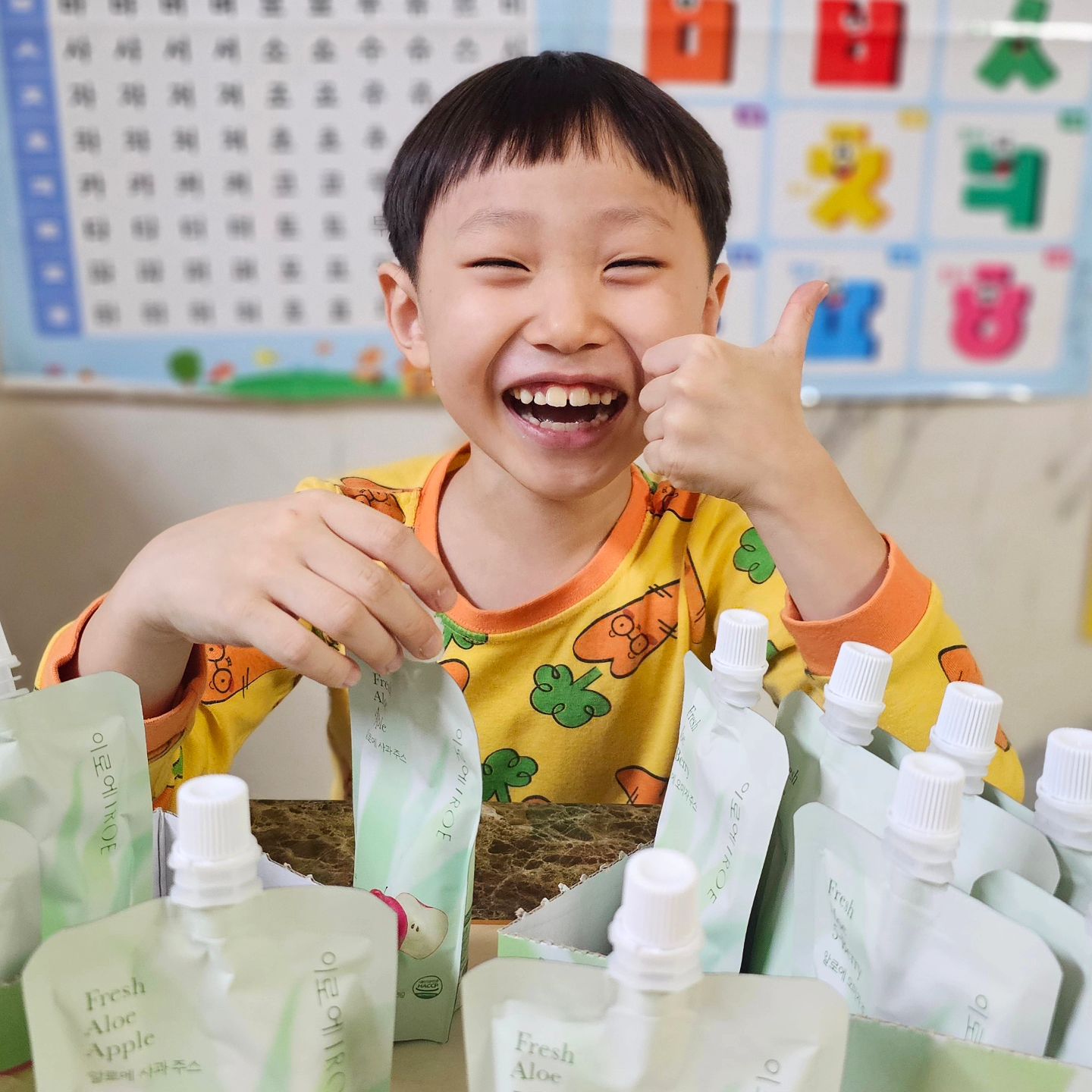 #협찬

우리집 입짧은 도현이 사과주스 최애인디
이번에 만나본  이로에 알로에 사과주스
세상 최애 되어서 보자마자 3팩 완샷🍎

수입산 분말이 아닌 문경에서 나고자란 
생 알로에의 속살만 넣은 제품으로
알로에 본연의 맛을 느낄 수 있더라구요~
‘이로에’는 청정자연 문경에서 
친환경농법으로 생알로에를 직접 키웠다고 해요
100% 국내산 오미자, 사과를 주원료로 사용해서
더 믿고 마실수 있는 이로에 주스
취향 껏 골라 마실 수 있어서 더좋고
냉장보관해 시원하게 섭취하여 즐기기 좋고요
간편한 타입으로 파우치형식의 
치어팩으로 구성하여 흘리거나 새지 않고 
깔끔하게 마실수 있어서 좋아요
아 그리고!!
간편하게 들고 다니기 쉬워서 
언제 어디서나 마시기 굿굿

이로에야
우리집 건강주스를 부탁해🙏🏻

uarmy_no1

#협찬 #이로에 #프레쉬_알로에_주스 
#직접키운 #생알로에 #이너뷰티 
#오미자주스 #사과주스 #문경오미자 
#건강주스 #영양주스 #간식추천리뷰 
#우리아이간식 #에이스팜