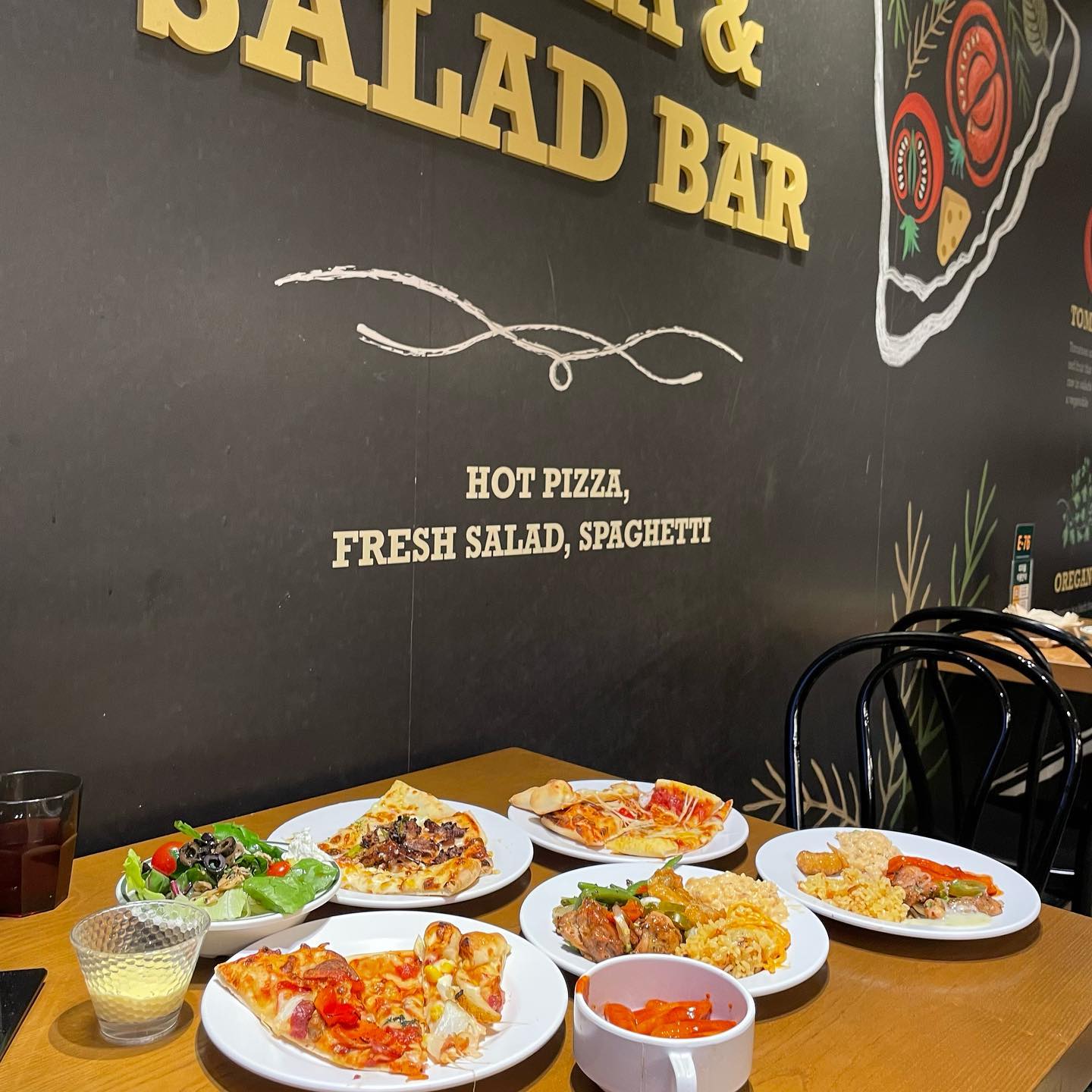 #협찬 #피자몰신촌점 #신촌역맛집 #신촌피자 #신촌데이트 #신촌피자맛집 #피자뷔페 #샐러드바 #크리스마스 #크리스마스데이트

곧 다가오는 연말 피자몰🍕 어때요?🫶🏻

오랜만레 피자몰 신촌점 다녀왔는데
메뉴 하나하나 너무 맛나더라구요!

연말🎄 느낌 물씬나는 피자몰에서 
맛있게 구운 “4겹페페로니,아몬드크림치즈”, “포테이토치즈바이트 진짜 너무 맛있더라구요🫠

요리들도 너무너무 훌륭했는데
할라피뇨마요 치킨(디너,주말), 로제크림넙적당면, 콘크림수프, 치즈포테이토수프, 아이스뱅쇼
등등 진짜 모든요리들 추천입니다:)

디저트도 한가득이라 행복하더라구요🙌🏻
레트로크리스마스 (주말), 체리초코브라우니 (디너,주말), 캐러멜초코칩아이스크림 
완벽한 디저틀까지

신촌피자몰 연말 모임으로 추천드려요:)

.
.
.
.
.
.
.
#ootd #좋아요반사  #좋반 #맞팔 #좋아요 #셀카 #fvf #팔로우 #팔로잉 #소통 #연남맛집 #마곡맛집