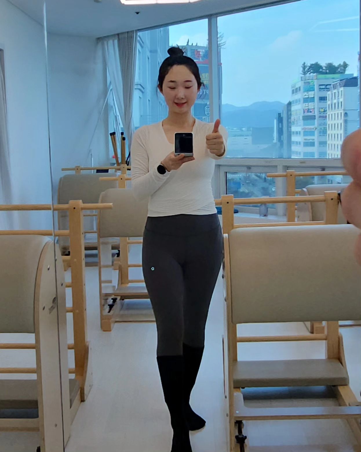 #필라테스시퀀스 #바렐시퀀스 #오운완🏋️
99pro의 필라테스 성장일기💕

오늘은 필라테스 바렐기구로 
이상근 스트레칭 동작을 연습했어🦵🧘‍♀️

직장인으로 살면서,
앉아있는 시간이 길어지니깐
어느날 부터 다리저림이 생기더라구요.

Ballet stretching(Front, Side)과 
이상근 스트레칭을 통해.
Self healing system을 갖춘 #구라테스

#운동하는연구원 #이상근 #스트레칭 
#99프로