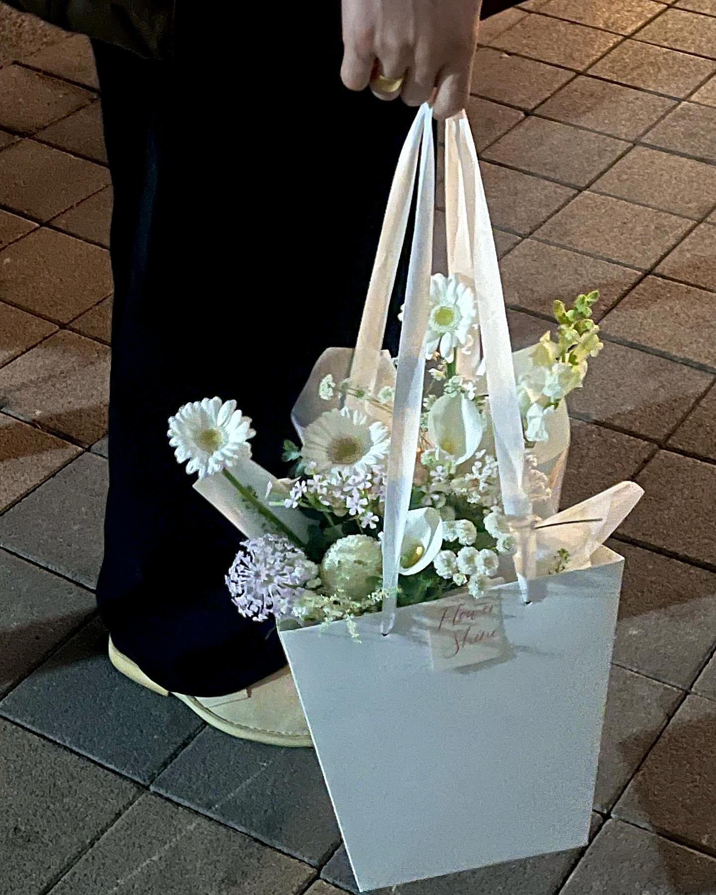 ❤️ 벌써 결혼 2주년 ❤️
하루하루 평범한 일상에 소중함을 느끼는 요즘 여보가 내 옆에 있다는 건 당연한게 아니고 소중하다고 말하니 잘 크고 있다고 따봉을 날려주는 그 녀석...아 아니..우리 남편 너무 사랑해^^?
(요즘 인간극장을 자주 봄 ㅋㅋ)

마무리는 나의 행복 구름이랑 가족사진😆