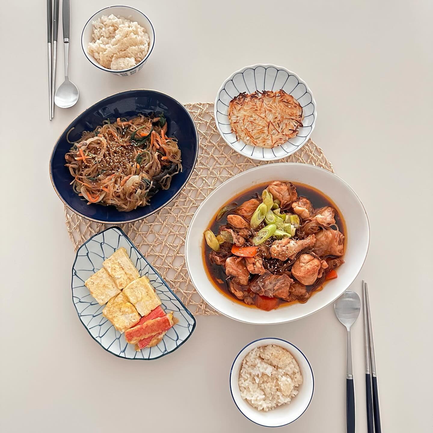 #협찬 

➰ 하림 궁중찜닭 소스인팩 닭볶음탕

물과 야채나 당면 등 추가만 하면 끝
소스 자체가 너무 맛나서 따로 간을 할 필요도 없어요
요리못하는 사람도 맛있는 궁중찜닭을 만들 수 있답니다😆

단짠단짠 궁중찜닭 소스로 
간편하게 만들 수 있는 닭볶음탕!

100% 국내산 닭고기로 안심하고 섭취 가능해요✌️

궁중찜닭은 당면과 정말 잘 어울리는 것 같아요
너무 맛난 궁중찜닭 소스, 완전 밥도둑이예요!
명절 상과도 잘 어울리죠?😊

#하림 #역시하림 #계모임체험단
#하림궁중찜닭소스인팩닭볶음탕 #간장닭볶음탕
#하림닭볶음탕 #레시피 #레시피소개
#황금레시피 #닭볶음탕 #닭볶음탕레시피