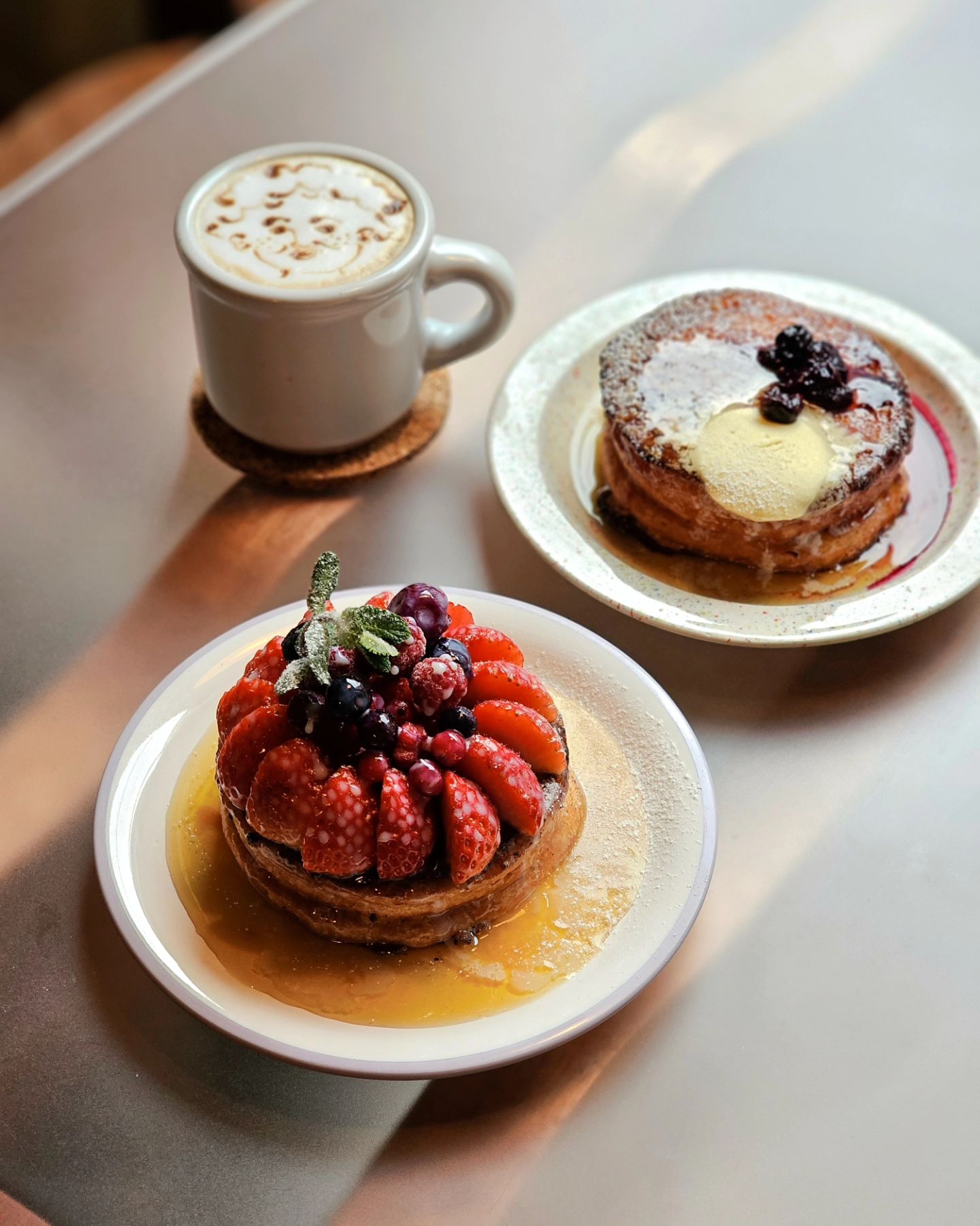 토스티데이즈🍞
⠀
⠀
⠀
카페 공간이 협소하고 늘 만석이라
웨이팅을 각오하고 가야하지만 그만한 가치가 있는
해방촌 토스티데이즈❣️

프토는 매장에서 직접 구운 수제빵으로 만든다고 한다.
토치로 구워져 겉은 바삭 쫀득하면서,
속은 계란과 버터향이 풍성하게 차있어 몽글몽글 부드럽다.

리치푸딩은 탱글하면서도 부드러운 식감으로
쌉쌀한 카라멜시럽이 단맛을 깔끔하게 잡아주어 좋았다🥰

추운날 한시간 넘게 길거리를 배회하다가 지친 상태로 들어갔는데
커피도 디저트메뉴도 너무 맛있어서 그자리에서 다음에 또 오기로했다.☺💗
1시간~2시간까지 웨이팅을 각오해야하지만🥹
해방촌에 간다면 꼭 한번 드셔보시길 추천드린다.
⠀
⠀
⠀
🥞베리베리프렌치토스트(겨울한정)
🥞라운드프렌치토스트
🍮리치푸딩
☕드립라떼
☕드립커피
⠀
⠀
⠀
Heart Score : 💖💖💖💖💖
⠀
⠀
⠀
⋆ ₊ ﾟ ☽ * ₊ ⋆
⠀
해방촌 토스티데이즈
toastydays_hbc
⠀
•┈┈┈•┈┈┈•┈┈┈•┈┈┈•
📍서울 용산구 신흥로 97-6 1층
⏰목~월 12:00~21:00
주문마감 1시간전
📅휴무 화,수
🐕반려동물 동반가능
🚗주차 불가
🙅🏻‍♀️예약불가 포장불가
•┈┈┈•┈┈┈•┈┈┈•┈┈┈•
