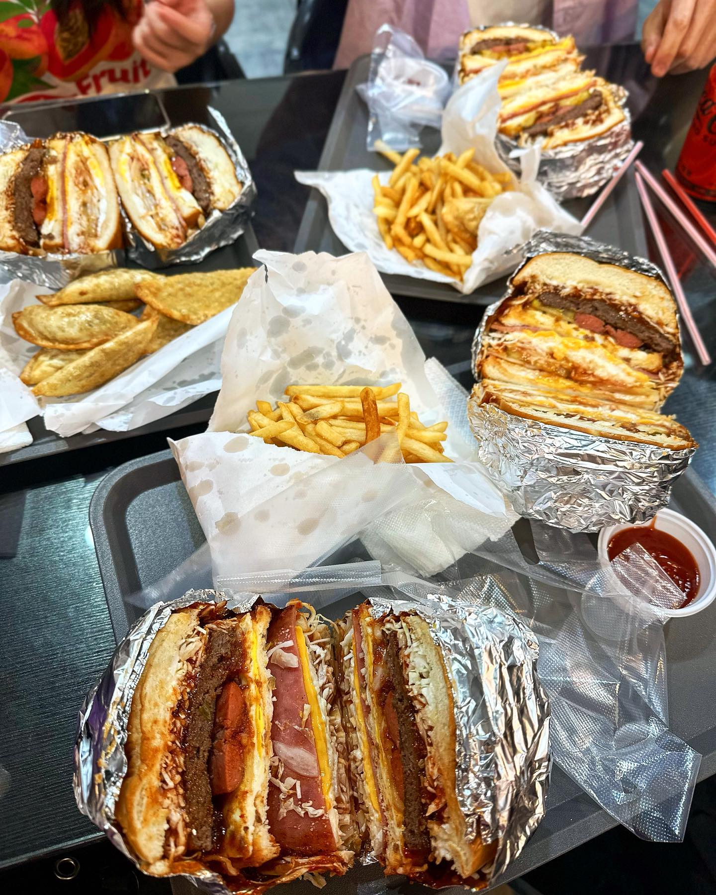 맛있는 버거로 든든하게 배채우기🍔
송탄 #미쓰리버거 완전 맛있어!

일단 버거 크기에 한번 놀라고 가득 들어있는 재료에 놀라고 맛에 놀라고🙄 기본이랑 스폐셜이 있는데 차이는 스폐셜에 재료들이 더더 많이 들어간다. 근데 꼭 배불러도 스폐셜을 추천!!!
나는 칠리로 먹었는데 평소 햄버거를 느끼하다고 생각하는 나한텐 매콤하니 이주 딱이었다 패티도 따끈해서 너무 맛있었던 버거❤️

🍔숨은 야끼만두집!!! 먹자마자 눈떠져
🍔감튀도 맥주가 확 땡긴다
🍔단점은 물티슈 필수로 챙길 것..
🍔남은건 포장도 가능
.
.

#내돈내산 #솔직후기 #햄버거 #송탄 #맛집 #송탄맛집 #리뷰 #먹팔 #먹그램 #경기도맛집 #🍔