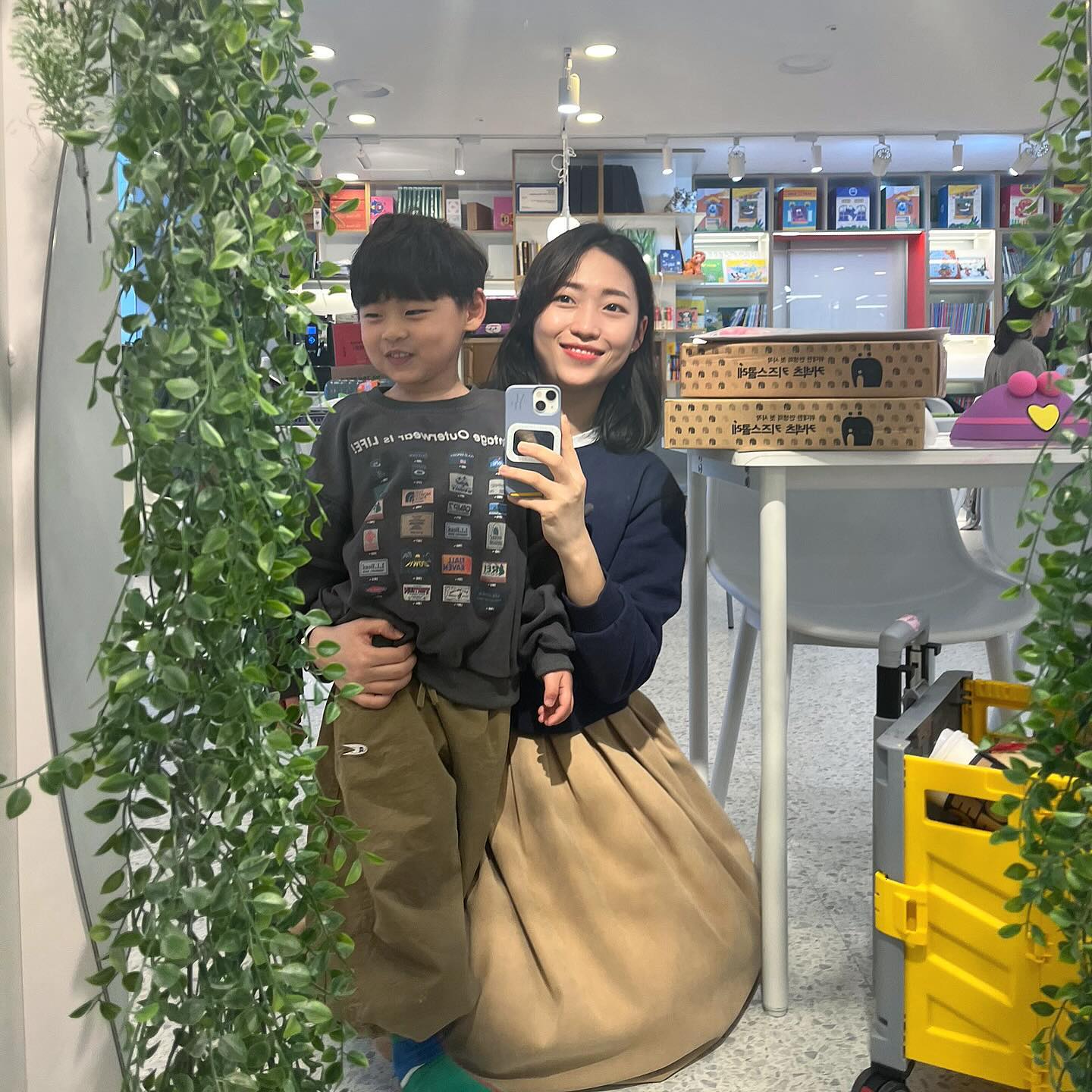 짜쟌 🩵 개구장이랑 😝
오늘은 루다도 커트하구
⠀ 
루다엄마도 커트 할 예정이에요,,
임신중이라... 원래 안정기 지나면 머리 뭐든 하고싶었는데
최대한 안정이 우선인지라 시도를 못하고있어서
아쉬운대로 다시 단발 !
어떻게 길르는거죠?ㅋㅋㅋㅋㅋ
⠀ 
곧 단발샷 투척예정🤫
⠀ 
잠시후9시 #식욕감소제 #올라잇레드
오픈해요 !❤️❤️❤️❤️
⠀