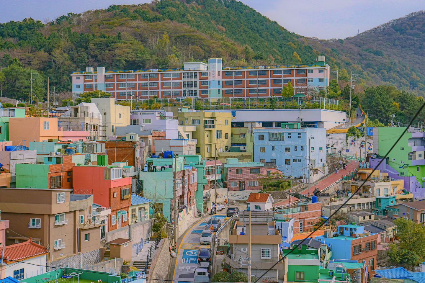 날씨가 맑을수록 알록달록한 감천 문화마을