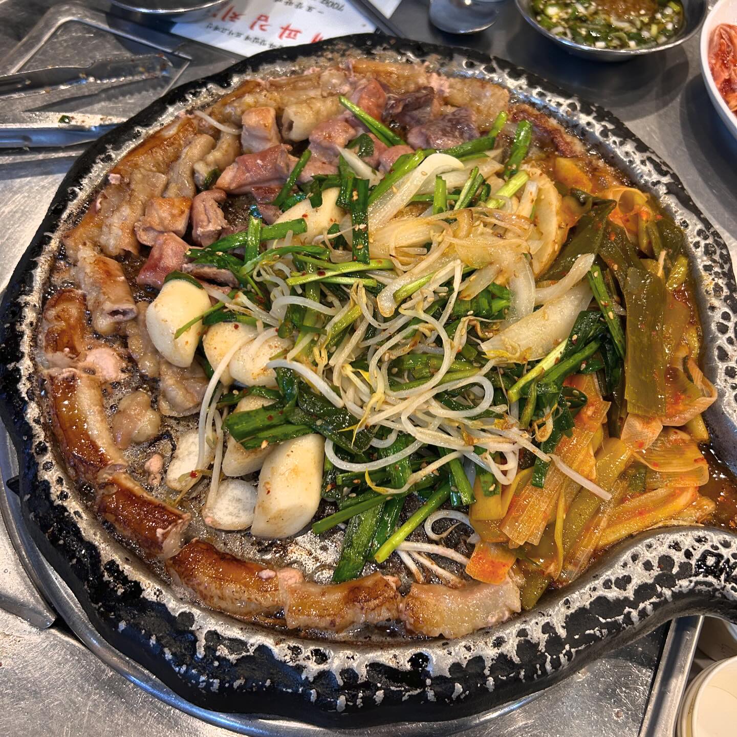 신당역 진성한우곱창

📍서울 중구 다산로 243-1 1층

DDP 새해카운트하러 가기 전 배 채우러 간 곳!
오랜만에 친구들이랑 곱쏘하려고 곱창2 막창1 시켜서 냠냠!
타이머 맞춰서 직접 구워주시는데 곱창 자르니 안에서 곱이 쭉!
고소 + 쫄깃 그리고 직접 담구신 파김치,갓김치,배추김치가 
곱창이랑 찰떡궁합 
한국의 디저트 깍두기양밥으로 마무리☺️

#신당역 #신당역맛집 #신당역곱창 #진성한우곱창신당 #진성한우곱창 #소곱창 #소곱창맛집 #막창 #막창맛집 #막창구이 #김치판매