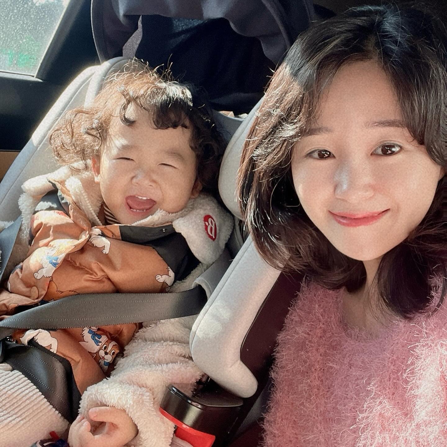 엄마야.ᐟ  차니랑 같이 사진찍쟈 .ᐟ 🩷🫧🎄

외동놀이+친할무니랑 데이트하러 가서 
너무 즐겁기도 하면서두 
👶🏻:“망고는 같이 못가서 할무니랑 있는고야?”
물어보는 예쁜 차니 :)

할무니랑 맛난것두 먹구 인생네컷두찍구 
장갑+목도리+수면양말 선물도 받구 
넘 즐거워보였던 아가 :)

한해동안 별탈없이 잘커줘서 고맙구
차니의 성장속에 엄마도 항상 함께
할 수 있게 해줘서 고마워 .ᐟ 

#아빠는운전중