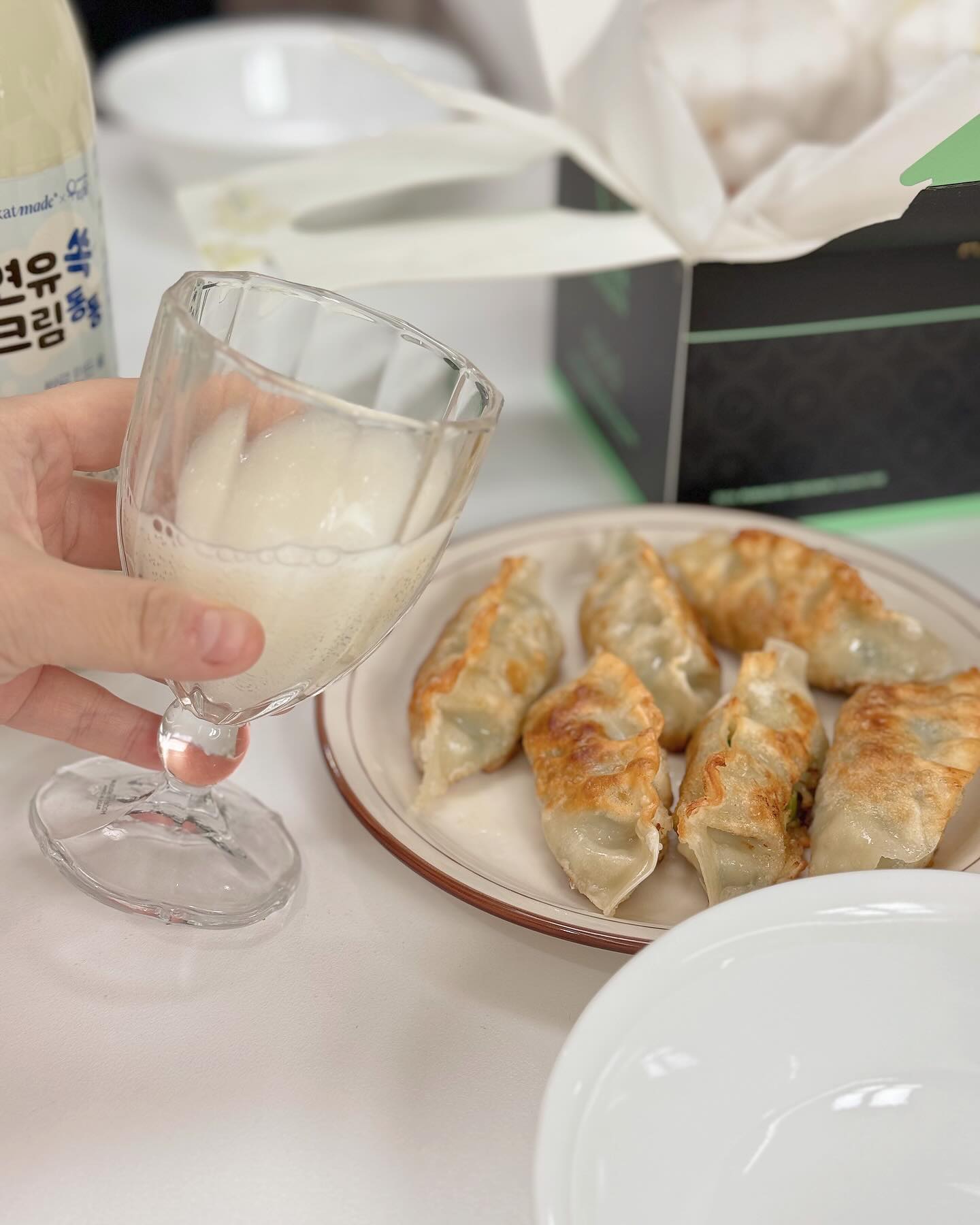 #협찬  woorisool.kr 

명절이라 기분 좋은 메뉴와 #크림 막걸리 한잔했어요

요즘 미친 맛으로 통하는 #연유쏙크림동동 !!
아니 #막걸리 에 연유 넣을 신박한 생각 대체 누가했나했더니
가평 잣 생 막걸리를 만드는 (주)우리술 과  내 사랑 #쿠캣 이
완전 대박 일 냈어요!!!!

GS편의점에서만 만나 볼 수 있는데
벌써 품절대란템인 거 무슨 일?!?!

청정가평의 250m지하 암반수로 빚은 막걸리에 
진하고 달달한 연유 크림향이 미쳤어요!!!!

요즘은 치킨에 막걸리가 대세라면서요!?

대세는 못 참지 🫶🏻🩷

 #무아스파탐막걸리 #탁주 #우리술
 #막걸리추천 #술안주 #안주