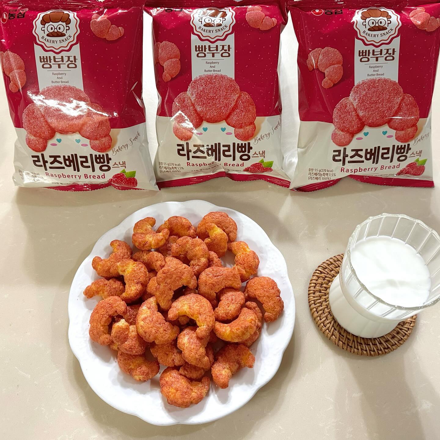 #광고 #농심 #빵부장라즈베리빵

상큼달콤 라즈베리빵이 스낵으로❣️

농심에서 만든 바삭하고 먹기 좋은
크로와상 형태의 스낵과 라즈베리의 만남인
빵부장 라즈베리빵을 출시했다

라즈베리빵맛 스낵은 처음인데 
상큼달콤한 라즈베리향이 너무 세지 않으면서
은은하게 나는게 내입맛엔 생각보다 취저였고
크로와상 모양의 바삭한 식감이라
우유랑 먹으니 찰떡이었다

같은 라인인 빵부장 소금빵, 초코빵도 있어
이제 인기빵 메뉴를 언제 어디서나
간편하게 즐길 수 있어 좋은
빵부장 라즈베리빵 😋
.
.
.
.
.
#빵부장 #크로와상 #라즈베리 #nongshim #신상빵