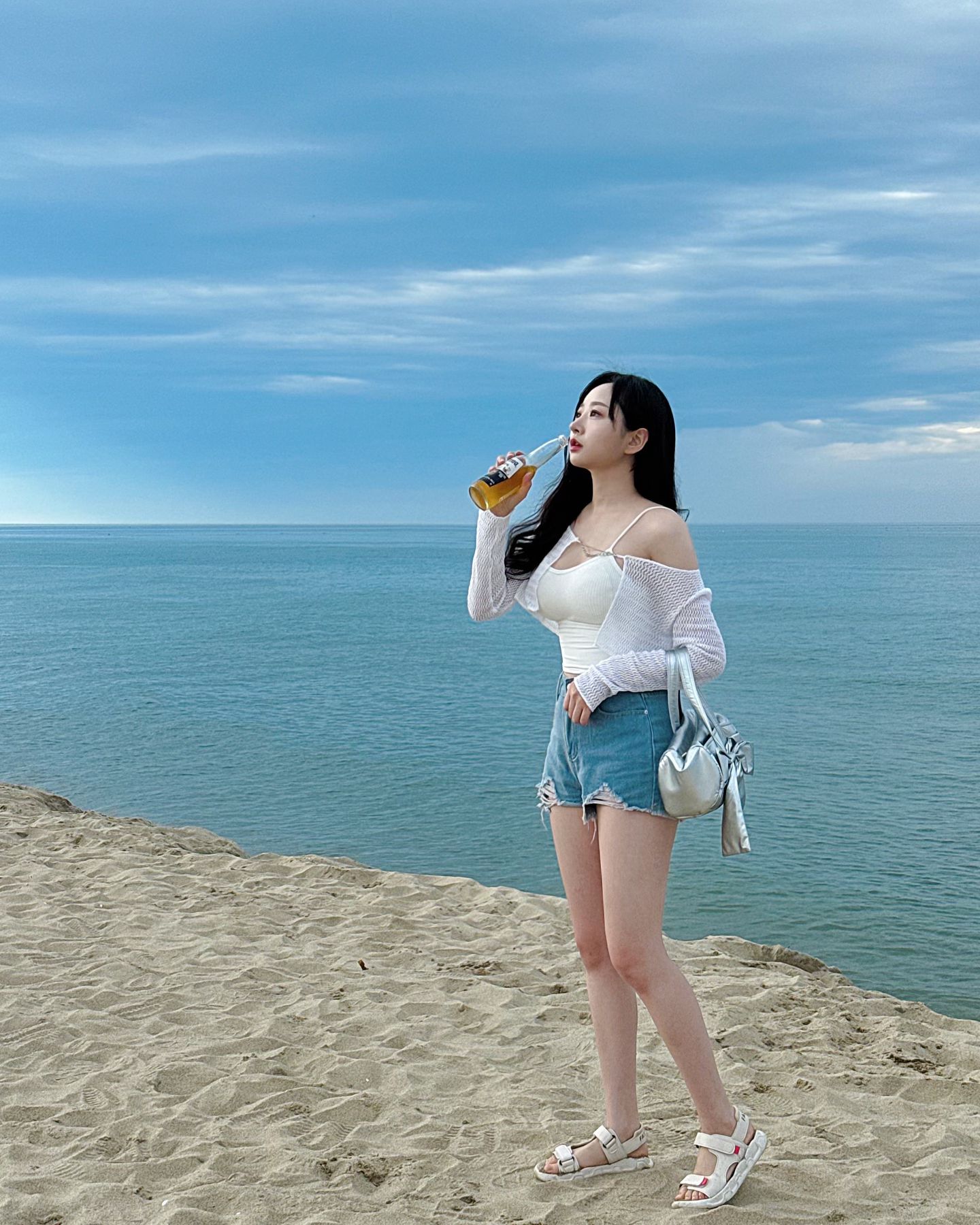 쨍한 바닷가 🤍🩵
살얼음 맥주 땡긴당 🤤🍺
주말에 놀다오면 월요일이 너무 정신없이 순삭이에요! 
이번주도 뽜이팅~~ 습도100% 견뎌 버텨 이겨내 ⋌༼ •̀ ⌂ •́ ༽⋋ 💦🚿
.
#서피비치 #양양맛집 #양양여행 #데일리룩 #소통스타그램 
#ootd #선팔은곧맞팔 #오션뷰 #전신샷