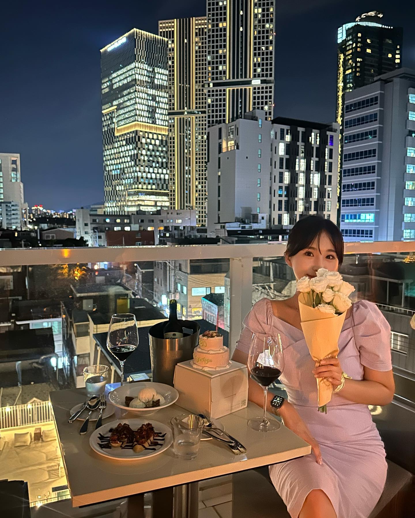 ⠀
32번째 생일도 정신없이 순삭!!!!🎉
생일 축하해주신 소중한 내 사람들,
모두모두 감사합니다🙆🏻‍♀️ 하트 뿅뿅💗💗
⠀
⠀
#230831 #hbdtome🎂 #비상대책회의🚨
#성수동 #성수루프탑 #아카이브서울 #린가네스낵바
#듀듀탄신일 #귀빠진날 #얘두라고마워❤️