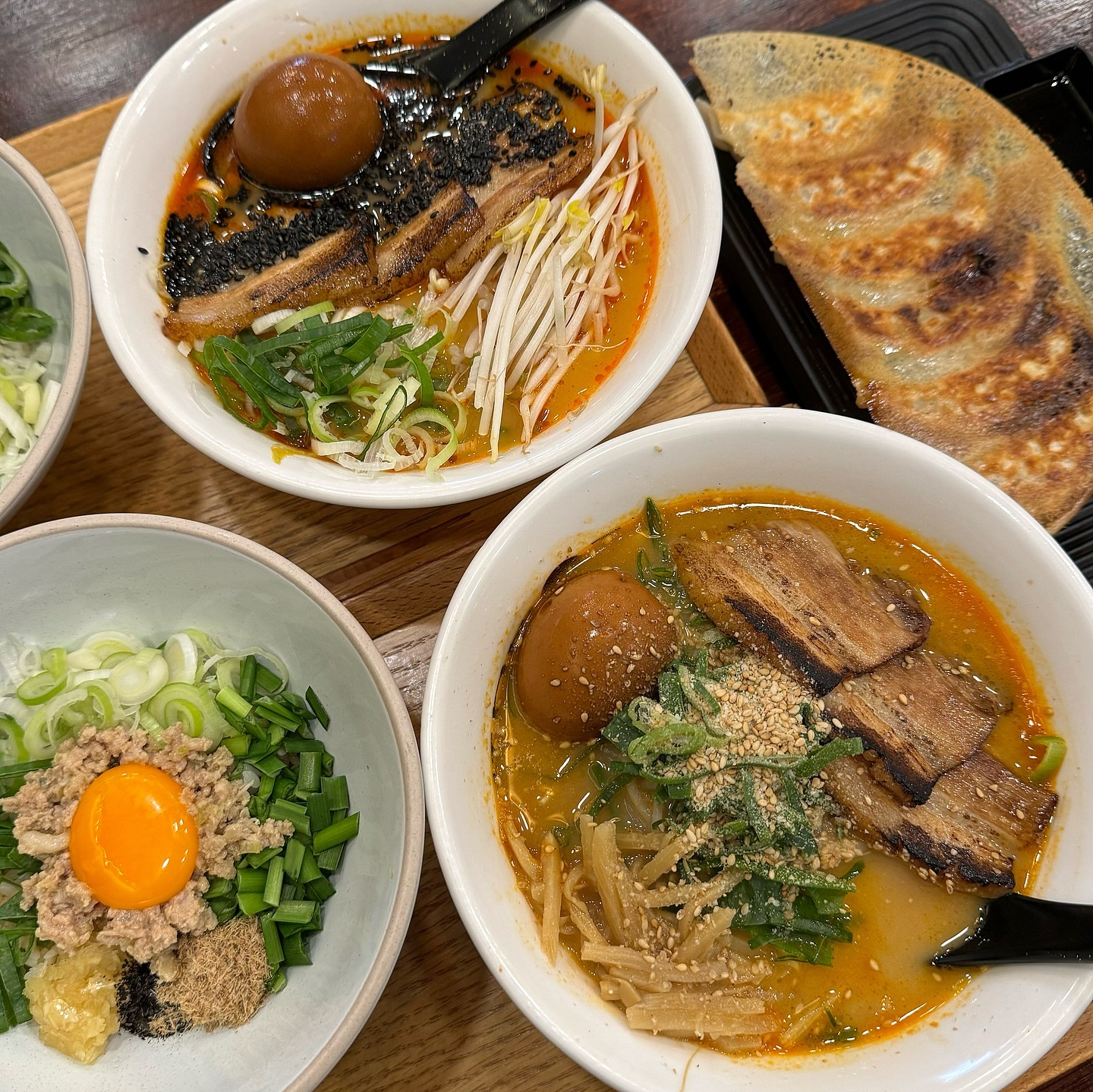 #협찬
울산 삼산라멘 맛집 #멘야마쯔리

면의축제라는 뜻으로 면을 좋아하는
모든사람이 모여서 축제를 즐기자는 의미의 멘야마쯔리🍜

외관부터 일본느낌감성 물씬 풍기는곳
테이블부터 바 좌석까지 자리도 넉넉✨

점심라멘정식으로 카라구찌라멘과
멘야미소라멘정식 주문
칼칼하고 매콤한 카라구찌라멘과
구수하고 진한 된장맛의 미소라멘도 취향저격
같이먹은 마제동이랑 수제교자도 사이드메뉴로 최고👍🏻

담에는 특별한 소스 비법으로 만든
멘야마제소바랑 신메뉴 바사삭 겉바속촉
육즙가득한 볼카츠, 철판에 구워 가쓰오부시로
풍미를 더한 오코노미야끼도 먹으러 가야겠어요😍

#울산라멘맛집 #울산일본라멘 #울산삼산라멘
#울산마제소바 #울산일식맛집 #라멘맛집 #리뷰노트