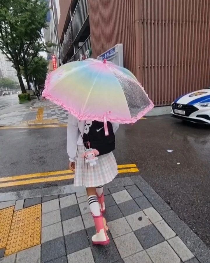 ...

비 오는 걸 좋아하는 유리를 위해
센터 끝나고 집까지 걸어가기 🩷

난 다 젖어서 기부니가 별로지만
우리 유리가 행복하면 그걸로 됐어🫶

요즘 챙기는 짐들이 많아서 앞뒤로 가방이..
오늘 비 와서 그런지 손에 들던 가방은 안 들었네🤣🤣
.
.

#비오는날 #비오는거릴걸었어