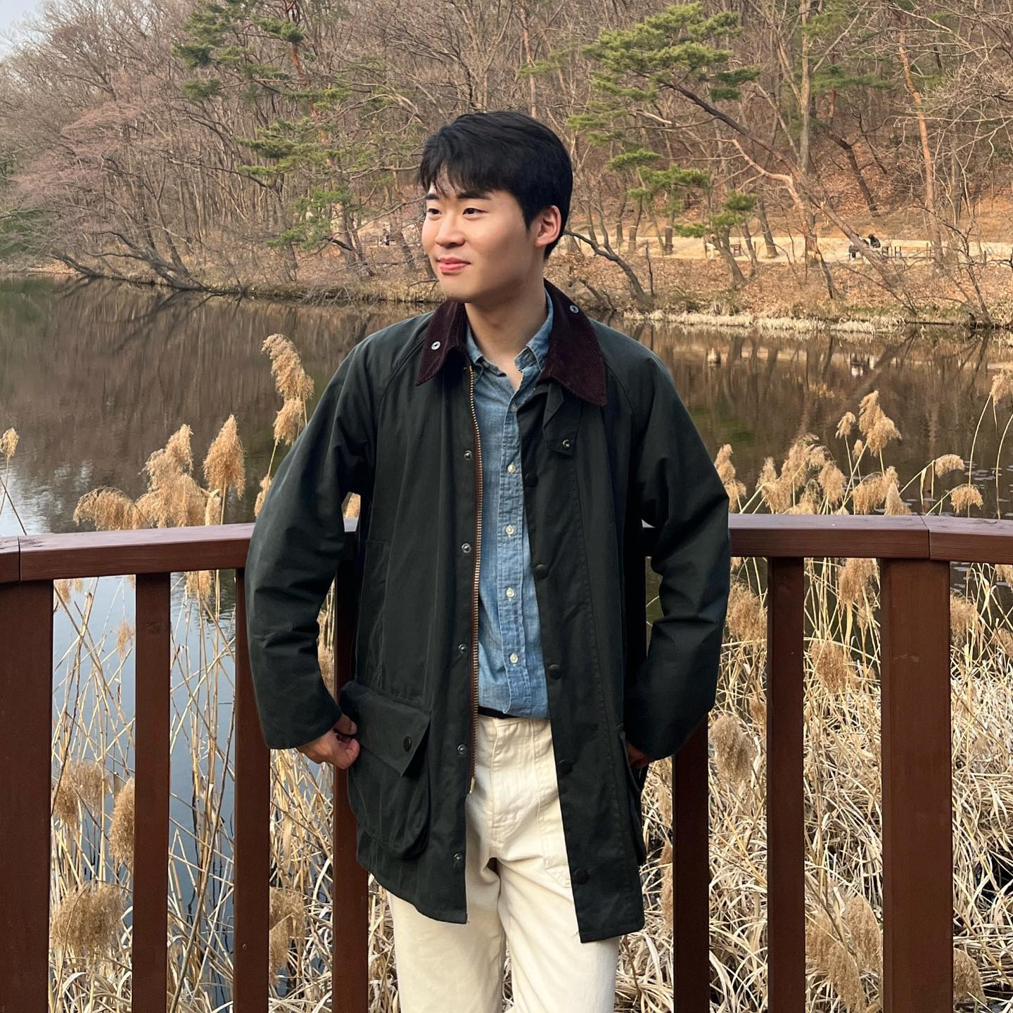 #바버뷰포트 #바버자켓 

요즘 같이 비가 오는 선선한 날씨에 손이 자주 가는 barbour 자켓입니다.

제가 착용한 모델은 뷰포트로, 허벅지 중간까지 오는 것이 특징인데요,

172cm 60kg 기준, 뷰포트 36 사이즈 레귤러핏으로 잘 맞습니다.

비 오는날 왁스 자켓 입으면 영국 신사된 느낌쓰☂️🕵️‍♂️

🧥- barboursouthkorea 
👔- poloralphlauren 
👖- qt8garments 
👞- drmartenskr 

#왁스자켓 #바버비데일 #봄데이트룩 #남자봄자켓 #폴로데님셔츠 #폴로샴브레이셔츠 #샴브레이셔츠 #데님셔츠 #데님셔츠코디 #클래식룩 #장릉 #김포장릉 #barbourbeaufort #barbourbedale