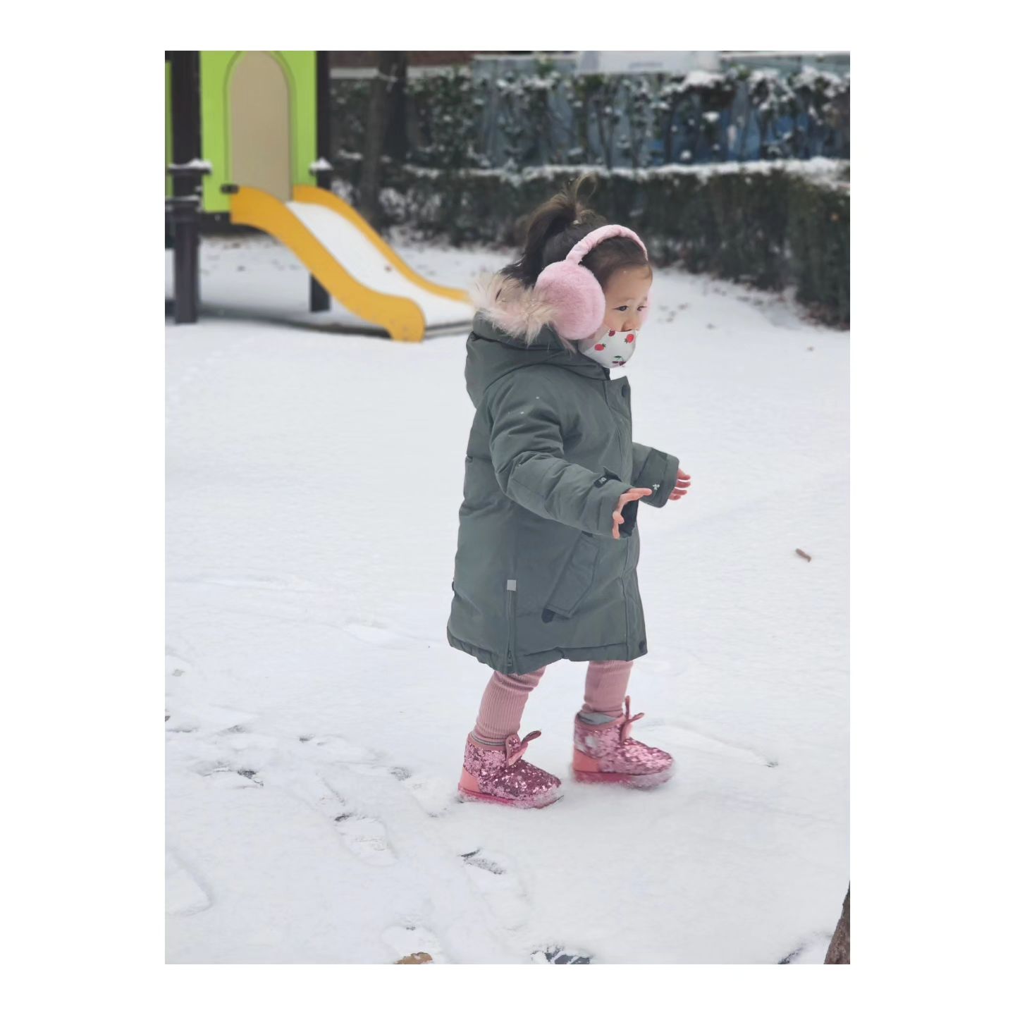 우리집 3호♥︎

#지우일상
⠀⁣
♡+⁣996

하얀눈이 내려  누구보다 신난 지우♥︎

어린이집 차량 기다리며
집앞 놀이터에서  눈구경 중 ~~

언넝 감기낫고 눈놀이하쟈♥︎⠀⁣
⠀⁣
⠀⁣
⠀⁣
⠀⁣
•͈ᴗ•͈⁣
⠀⁣

#3살딸
#지우스타그램

#눈이와서좋은아이
#이리뛰고저리뛰고 
#우리집똥강아지 

#감기나으면 #다음엔눈사람만들자☃️

♥︎