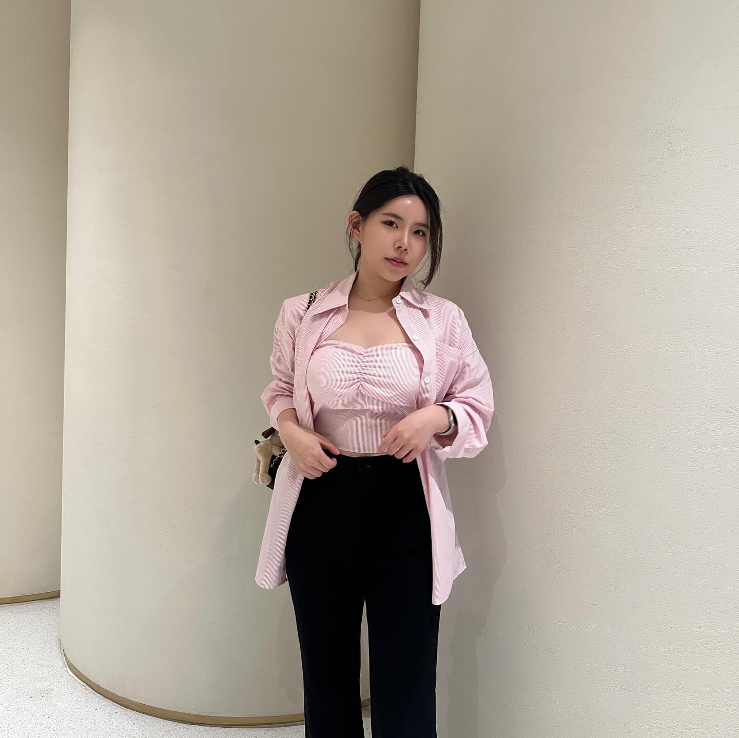 🏷️탑 스트라이프 셔츠 set

탑은 셔츠안/밖으로 레이어드 해서 투웨이로,
셔츠는 핏 잡아주기위해 어깨패드 내장 되어있구 제거 가능합니당
탑도 캡내장 되어있꾸 뒷부분은 스모크 밴딩처리까지 ღ 

지금은 아직 아침 저녁으로 쌀쌀하니 셔츠도 같이 입어주시구
여름엔 탑만 단독으로 입어도 이쁘답니다 :)

저는 슬랙스랑 코디했지만 트레이닝/데님/숏팬츠 어디든 잘 어울리며 셔츠 와 탑 각각 활용도 너무 좋은 세트라 강추드려요💗

컬러는 핑크/소라 2가지랍니다