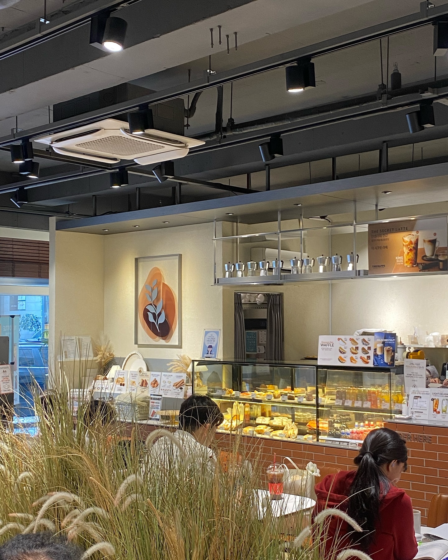 #협찬

독산역 바로 코 앞 ‘더카페‘

이랜드이츠의 카페 프랜차이즈 ’더카페(THE CAFFE)‘가 
가을을 맞아 ’마일드 체스트넛‘ 콘셉의 
밤 라떼 2종을 출시했다고 해서 가 봄🤭

‘달콤 밤 라떼‘는 진한 우유와 밤의 조화로 
밤 본연의 맛을 즐길 수 있고 아슈크립 바밤바 맛 난다는😊

’밤 카페라떼‘는 밤 파우더와 더카페 스페셜티 블렌드 원두로
추출한 에스프레소를 더해 부드럽고 고소한 커피 맛을 함께! 

두 메뉴 모두 더카페가 자체 개발한 밤 파우더를 사용했다고 함👍🏻

#일상 #데일리 #ootd #dm #f4f #potd #selfie #follow #like #맞팔 #독산역카페 #더카페 #밤라떼 #라떼맛집